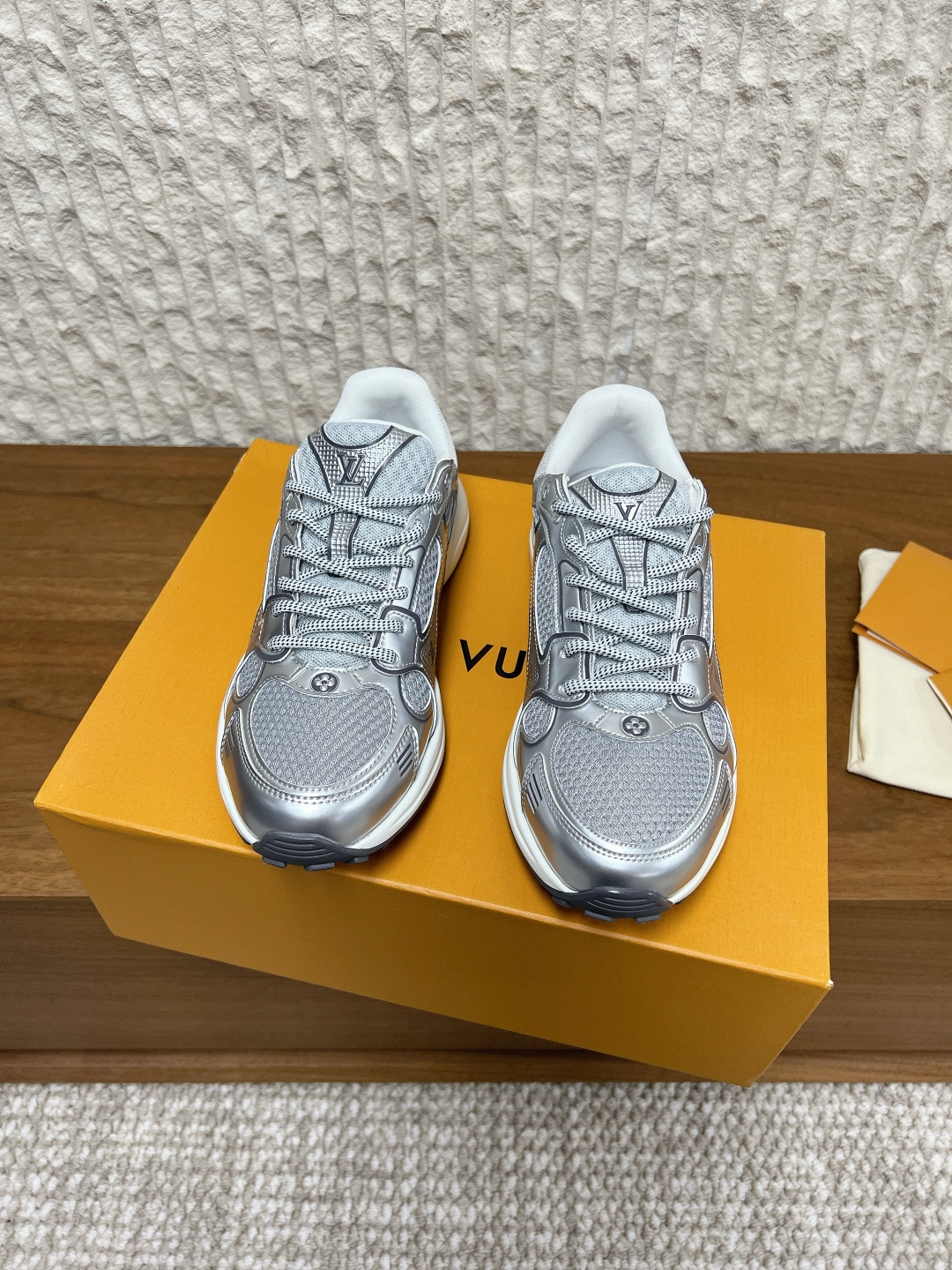 NO:616267,G516 Louis Vuitton 25ss Autumn and Winter New Olympia Series Couple Style Silver Horn King Casual Shoes Sports Shoes This Olympia sneaker combines mesh fabric, metallic synthetic leather and other technical fabrics to reinterpret the classic running shoe design with a neat and simple design. The lightweight EVA outsole achieves a comfortable and elastic wearing experience. Rich details such as Monogram embossing and letters establish recognition. Delivered in exquisite packaging. The fabric is made of original imported cowhide leather/breathable mesh  Breathable mesh lining, original custom-made rubber foam outsole, Size: 35-44 (women's size 40, men's size 45, custom made, non-returnable), Dad's fur shoes, louis vuitton, louis vuitton, alexander wang, sneakers, cowhide19860909G516 Louis Vuitton 驴牌 25ss秋冬新款 Olympia系列 情侣款 银角大王 休闲鞋 运动鞋 本款 Olympia 运动鞋融合网格面料与金属质感合成皮革等科技面料,以利落简约设计重绎经典跑鞋设计. 轻盈 EVA 外底成就舒弹穿着体验.Monogram 压纹与 字母等丰富细节树立辨识度 配送精美包装 面料采用原版进口牛皮/透气网 内里垫脚透气网 鞋底原版定制橡胶发泡大底 Size:35-44（女码40,男码45定做不退换）,老爹鞋毛毛鞋,louis vuitton,louis vuitton,alexander wang,sneakers,cowhide,Women's Shoes