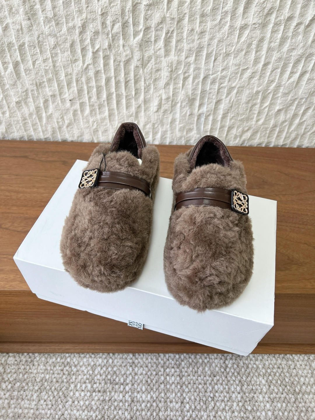 NO:616287,G751 Loewe Loewe 25ss autumn and winter new style slip-ons, fur shoes, flat shoes, very comfortable, very recognizable, both beautiful and practical, comfortable but not monotonous fur slippers. The upper is made of original imported environmentally friendly fur. The lining is imported velvet. The outsole is the original open mold wear-resistant rubber outsole. The size is 35-39 (40. Customized and non-refundable). Furry shoes, loewe, loewe, flats19860909G751 Loewe 罗意威 25ss秋冬新款 一脚蹬 毛毛鞋 平底鞋 舒适度极高,非常具有辨识度 美貌与实用并存舒适而不单调的毛毛拖 鞋面采用原版进口环保毛毛 内里垫脚进口绒里 大底原版开模耐磨橡胶大底 码数35-39（40.订做不退换）,毛毛鞋,loewe,loewe,flats,Women's Shoes