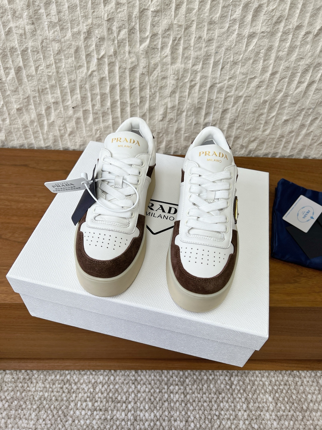 NO:616281,G292 Prada Prada 25ss new autumn and winter Downtown Bold series thick sole triangle logo casual white shoes sports style design with exquisite details. Made of perforated leather, the personalized thick sole presents a unique modern style. The Prada logo is interpreted from different angles and decorated with the iconic enameled triangular metal logo, highlighting the unique classic style. Delivered in exquisite packaging. The fabric is made of original imported first-layer cowhide/cow leather. The inner padding sheepskin  Sole thickness: 4.5cm outsole original customized ultra-light foam rubber outsole Size35-39 (40.41 custom-made non-refundable), casual shoes/sports shoes, prada, prada, sneakers, cowhide, sheepskin19860909G292 Prada 普拉达 25ss秋冬新款 Downtown Bold系列 厚底 三角标 休闲 小白鞋 运动风设计搭配精致细节.采用穿孔皮革打造,个性的厚底呈现别具一格的现代风格. 通过不同角度演绎Prada徽标,饰有标志性的涂珐琅三角形金属徽标,彰显别具一格的经典格调 配送精美包装 面料采用原版进口头层牛皮/牛京 内里垫脚羊皮 底厚: 4.5cm 大底原版定制超轻发泡橡胶大底 Size35-39（40.41定做不退换）,休闲鞋/运动鞋,prada,prada,sneakers,cowhide,sheepskin,Women's Shoes