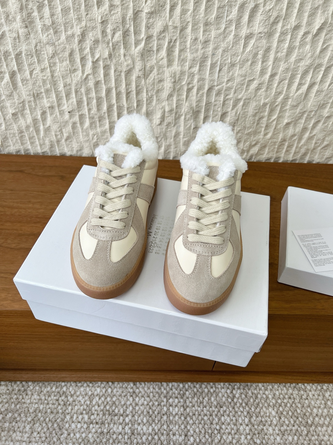 NO:616284,G295 Maison Margiela 25ss new product, velvet lining, thick sole, moral training shoes, mm6 thick-soled moral training shoes are here. They are so fashionable. The color is soft and high-end. The thick-soled design quietly increases the height and highlights the thin legs. Whether it is worn with casual wear or light retro style, you can unlock a casual and eye-catching look with one click~  Paired with Margiela's new thick-soled moral training, it not only directly increases my proportion, but also adds a bit of vitality to the original mature old money style. Despite the thick soles, the shoes are unexpectedly light. It is not tiring to sail in the city for a whole day. The upper is made of original imported cowhide/cow leather. The inner lining is sheepskin. The heel height is 4cm. The outsole is original customized rubber outsole. Size35-39 (40 customized non-refundable), casual shoes/sports shoes, masion margiela, masion  margiela,sneakers,cowhide,sheepskin19860909G295 Maison Margiela 马吉拉 25ss新品 绒里 厚底 德训鞋  mm6厚底德训鞋来啦 太戳时髦点了 色调柔和又高级 厚底设计悄悄增高还特显腿细 不管搭休闲装还是轻复古风 都能一键解锁随性又亮眼的造型～ 搭配马吉拉新出的厚底德训,让我直接比例拉高的同时,也给原本成熟的老钱风增加一丝活力,别看鞋底厚厚的,鞋子意外的轻 在城市里航行一整天也不累 鞋面采用原版进口牛皮/牛京 内里垫脚羊皮 跟高4cm 大底原版定制橡胶大底 Size35-39（40定制不退换）,休闲鞋/运动鞋,masion margiela,masion margiela,sneakers,cowhide,sheepskin,Women's Shoes