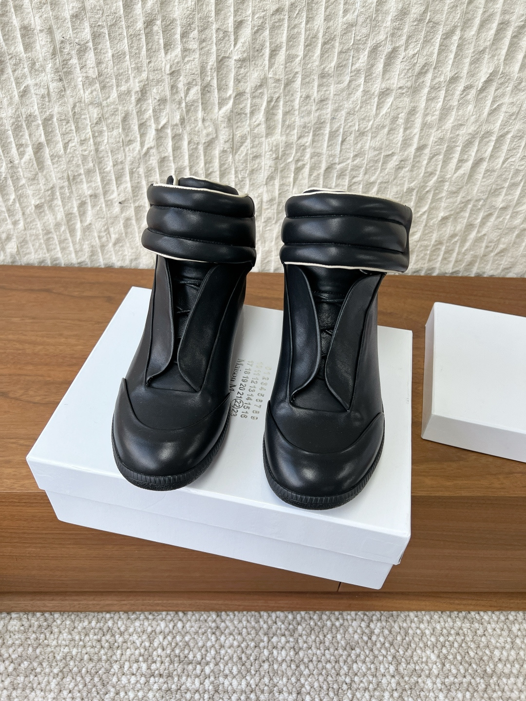 NO:616278,(Men's code) G295 Maison Margiela Margiela 25ss new autumn and winter Margiela Future Sneaker retro high-top casual shoes MM6 is the most popular genius designer brand in the past two years. The simple design and luxurious texture will make you fall in love. If you don't want to hit the streets, you can check out this brand. It is relatively niche but is so easy to match. You can see this brand everywhere in ins and Xiaohongshu. The upper is made of original imported cowhide and the lining is silk sheepskin.  Original custom-made non-slip rubber outsole, size 35-44 (women's size 40, men's size 45.46.47.48, custom-made and non-returnable), snow boots, masion margiela, masion margiela, boots, cowhide, sheepskin19860909（男码）G295 Maison Margiela 马吉拉 25ss秋冬新款马吉拉Future Sneaker复古 高帮 休闲鞋 MM6作为这两年最受欢迎的鬼才设计师品牌 设计简单、奢华的质感让你爱不释手  不想满大街撞款的可以看看这个品牌,比较小众却又是那么好搭配 ins、小红书随处可见这个品牌的身影 鞋面采用原版进口牛皮 内里垫脚丝绸羊皮 大底原版定制防滑橡胶大底 码数35-44（女码40,男码45.46.47.48定做不退换）,雪地靴,masion margiela,masion margiela,boots,cowhide,sheepskin,Women's Shoes