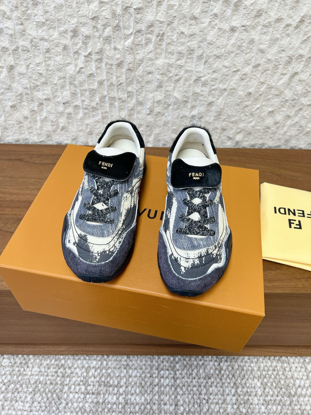 NO:616272,G292 Fendi Fendi 25ss new autumn and winter Wave Pulse round toe lace-up casual shoes sports shoes high-tech fabric, ink-splashing design, like stepping on an art canvas under your feet, retro and high-end elastic shoelace design is super considerate, the upper foot wraps the feeling, rubber soles, you will not be tired after walking all day long. Comfortable, convenient and fashionable will satisfy your three wishes at once. Sisters who want to be comfortable in fashion in autumn and winter, lock this pair and observe secretly. Upper:  Made of original imported cowhide/cloth, inner padding: sheepskin, outsole: original customized Tpu combination outsole, Size 35-39 (40.41 custom-made, non-refundable), casual shoes/sports shoes, fendi, fendi, sneakers, cowhide, sheepskin19860909G292 Fendi 芬迪 25ss秋冬新款 Wave Pulse 圆头 系带 休闲鞋 运动鞋 高科技布料,泼墨设计,像把艺术画布踩脚下,复古又高级弹力鞋带设计超贴心,上脚包裹感绝,橡胶鞋底,暴走一天都不累 舒适,方便,时尚一次性满足你三个愿望. 秋冬想潮得舒服的姐妹,锁死这双 暗中观察. 鞋面: 采用原版进口牛皮/布 内里垫脚: 羊皮 大底: 原版定制Tpu组合大底 Size35-39（40.41订做不退换）,休闲鞋/运动鞋,fendi,fendi,sneakers,cowhide,sheepskin,Women's Shoes