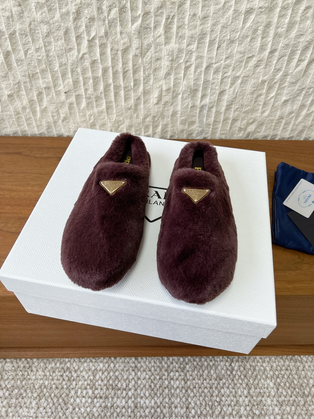 NO:616269,G292 Prada 25ss new autumn and winter triangular logo slip-on fur shoes are made of plush material, soft and comfortable to the touch, and can provide a warm wearing experience for the feet, suitable for autumn and winter. Available in beige, white, black, dark purple, brown and other colors to meet the needs of different styles and matching, and can be adapted to a variety of wearing scenarios.  It is a shoe style with no heel design. It is easy to put on and take off. It has both fashion sense and practicality. It can be used as a daily casual shoe or to add fashion to the look. The upper is made of original imported wool. The lining is sheepskin. The sole is original customized Tpu rubber outsole. Size35-39 (40.41 custom-made, non-returnable), semi-shoes, prada, prada, sheepskin19860909G292 Prada 普拉达 25ss秋冬新款 三角标一脚蹬 毛毛鞋 采用毛绒材质,触感柔软舒适,能为脚部提供温暖的穿着体验,适合秋冬季节.有米色、白色、黑色、深紫色、棕色等多种颜色可选,满足不同风格搭配需求,可适配多种穿搭场景. 属于鞋款式,无后跟设计,穿脱方便,兼具时尚感与实用性,既可以作为日常休闲鞋款,也能为造型增添时尚 鞋面采用原版进口羊毛 内里垫脚羊皮 鞋底原版定制Tpu橡胶大底 Size35-39（40.41定做不退换）,半拖毛毛鞋,prada,prada,sheepskin,Women's Shoes