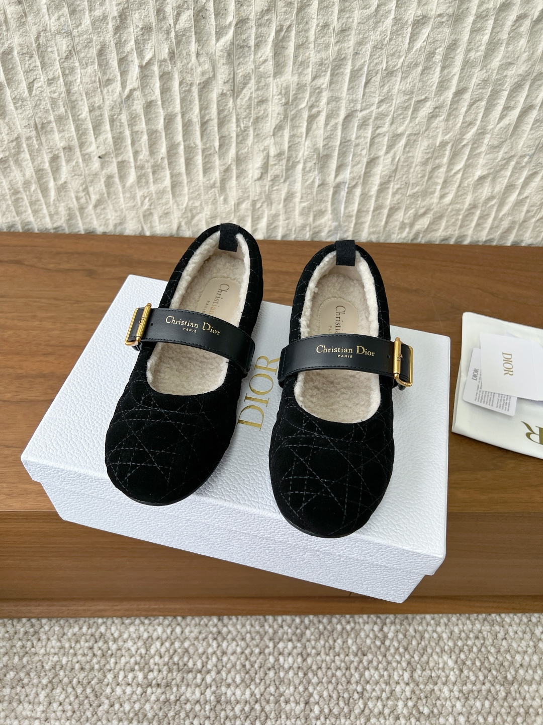 NO:616262,G167 Dior Dior 25ss autumn and winter new style flat Mary Jane shoes furry shoes fashion bloggers from all walks of life are maxing out Little Red Book!  A super fashionable and high-end item!  The upper foot is very easy to match and does not look bloated. A must-have for fashionable women~ The upper is made of original imported suede cowhide. The lining is made of wool. The outsole is original customized rubber outsole. Size 35-39 (customized in 40 units, non-refundable). Furry shoes, dior, dior, mary jane, cowhide19860909G167 Dior 迪奥 25ss秋冬新款 平底 玛丽珍单鞋 毛毛鞋 各路时尚博主刷爆小红书！ 超时髦又充满高级感的单品！ 上脚非常好搭配,而且又不显臃肿. 潮女必备款～  鞋面才行原版进口反绒牛皮 内里垫脚羊毛 大底原版定制橡胶大底 码数35-39（40定制不退换）,毛毛鞋,dior,dior,mary jane,cowhide,Women's Shoes