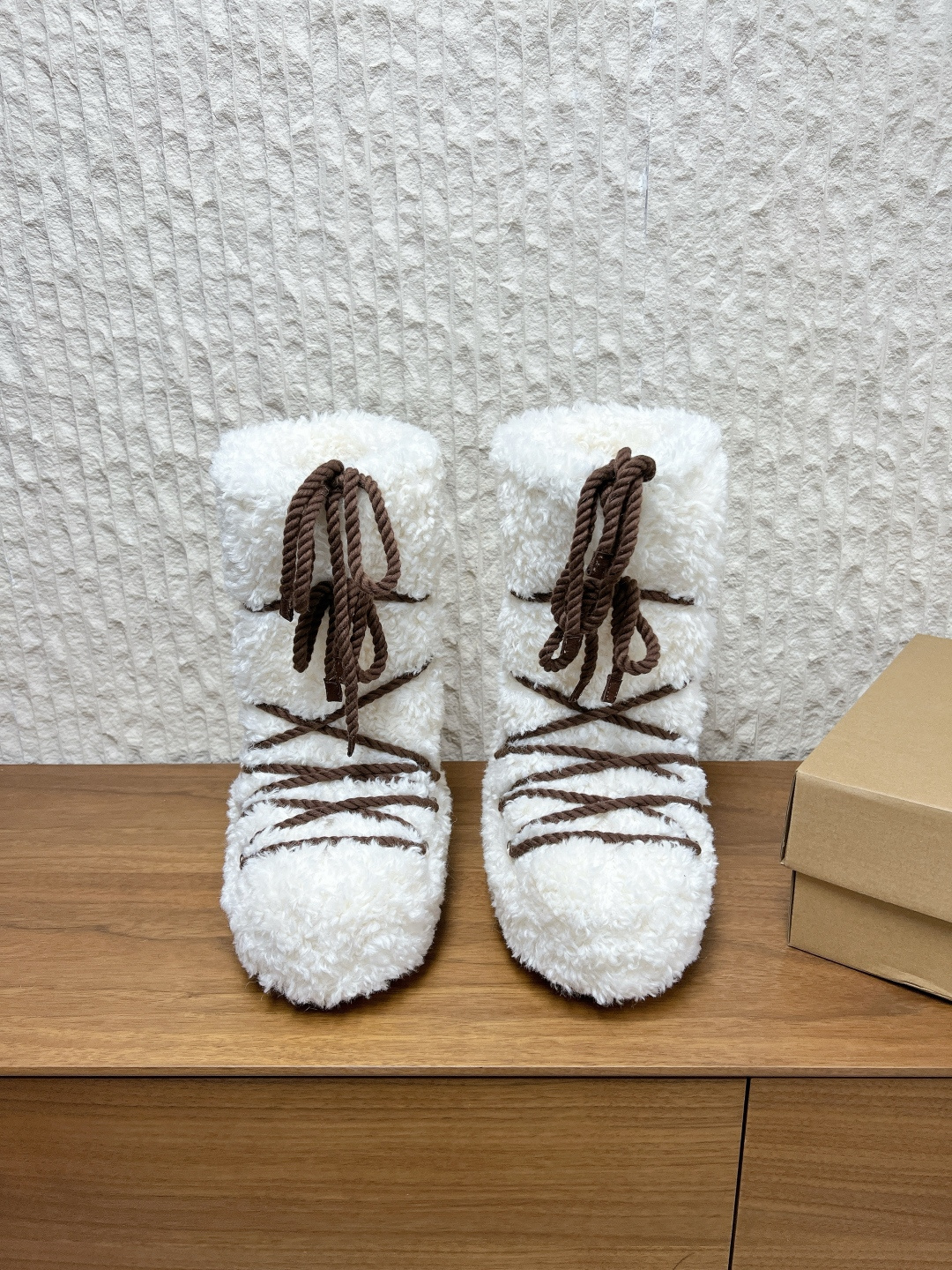 NO:616268,G199 Moon Boot, a niche fashion brand, 25ss autumn and winter series, fat and snow boots. If you have difficulty accepting the revival of UGG, now there is a more alternative snow boot that is back. That is the Moon Boot. The inner height is increased by 4cm. It has been very popular in the millennium. Paris Hilton, Victoria Beckham and other celebrities often wore it. Now the Y2K trend is popular again. The same QQ show outfit for young children.  The ugly snow boots that were shown by thousands of people have become popular again. They are not distinguished between men and women. They look slim but are still warm and easy to wear. The uppers are made of original sheep's wool. The lining is made of silk wool and the inner liner is increased by 4cm. The soles are original thermoplastic rubber outsole. Sizes 35-39 (40.41 custom-made and non-returnable), snow boots, boots19860909G199 Moon Boot 小众潮牌 25ss秋冬系列 胖呼呼 雪地靴 如果你难以接受UGG的复兴 那现在有一款更另类的雪地靴又杀回来了 那就是Moon Boot月亮靴 内增高4cm 在千禧年就已经非常火了 当年paris hilton、victoria beckham 等名人经常穿它,如今Y2K风潮再次流行 痞幼同款QQ秀穿搭 万人大秀的丑萌雪地靴重新翻红 不分男女不分左右 看着巨无霸巨显瘦还暖和好穿 鞋面原版羊卷毛 内里垫脚丝绵内胆 内增高4cm 鞋底原版热塑性橡胶大底 尺码35-39（40.41定做不退换）,雪地靴,boots,Women's Shoes