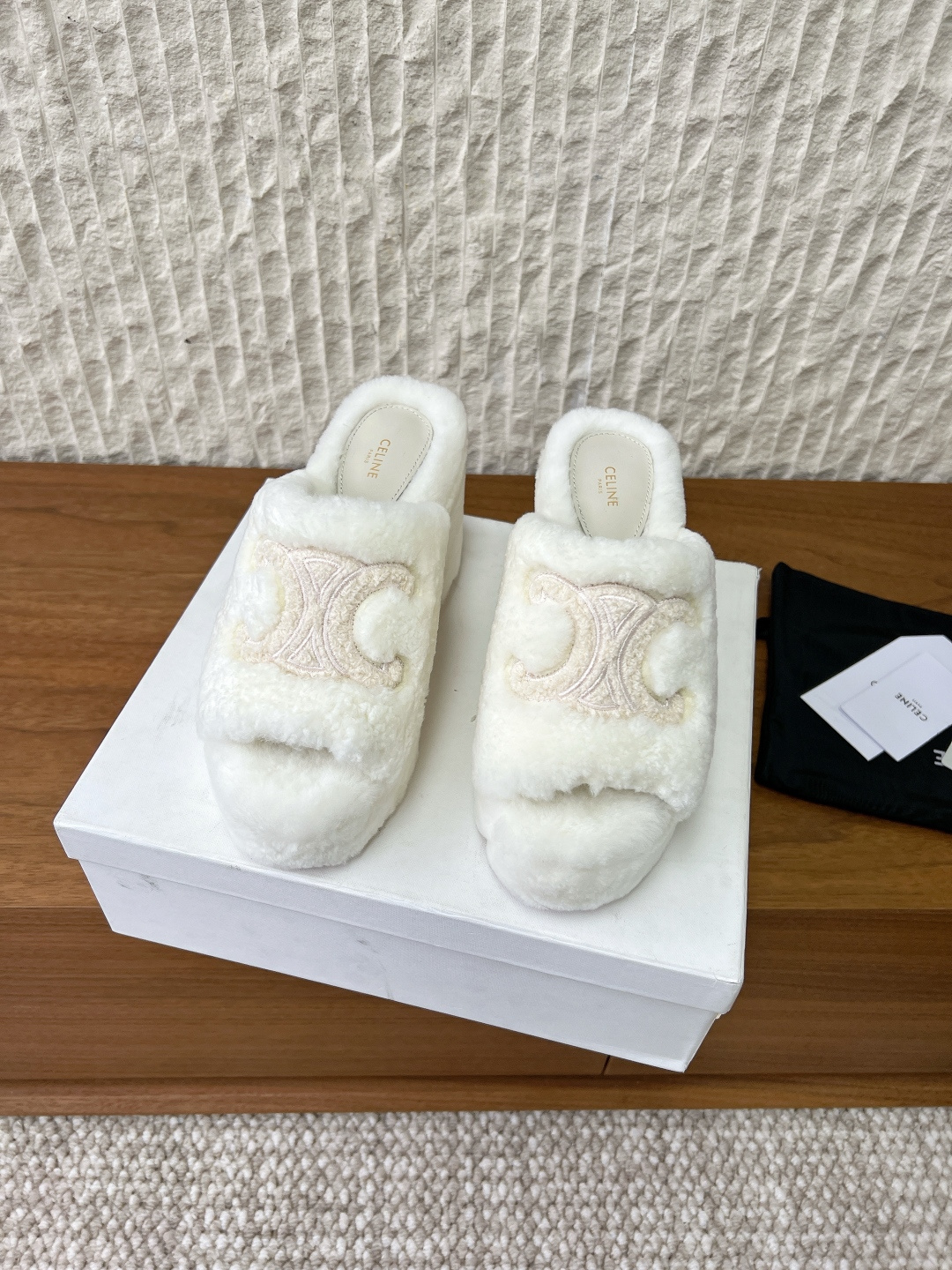 NO:616260,G633 Celine Celine 25ss autumn and winter new style Arc de Triomphe thick heel high heel furry mop Step into the world of C family fur mop and encounter a comfortable and luxurious encounter. It cleverly combines brand classics and fashion cutting-edge with its unique design. The iconic Grand Arc de Triomphe is sewn on the upper with exquisite craftsmanship. It is eye-catching and flamboyant. The golden luster shines on the cloth, telling the profound heritage and trend attitude of C family.  The perfect combination of 2cm waterproof platform and 8cm high heels is not only a secret weapon for increasing height, but also a powerful source of aura. The thick design of the waterproof platform cleverly disperses pressure and makes walking easier. Even if worn for a long time, there is no burden. The high heels give the steps an elegant rhythm and show the feminine charm in every gesture. The upper is made of original imported wool, the lining is wool, and the sole is original custom-made non-slip rubber outsole.  size35-39 (40.41 customized, non-refundable), furry shoes and slippers, celine, chanel, slippers19860909G633 Celine 塞琳 25ss秋冬新款 凯旋门 粗跟 高跟 毛毛拖 踏入C家毛拖的世界 邂逅一场舒适与奢华的邂逅. 它以独特设计 将品牌经典与时尚前沿巧妙融合. 标志性的大凯旋门 以精湛工艺缝制于鞋面 醒目而张扬 金色光泽在布面闪耀 诉说着C家的深厚底蕴与潮流态度 2cm防水台与8cm高跟的完美组合 不仅是增高的秘密武器 更是气场的强大来源. 防水台的厚实设计 巧妙分散压力 让行走更轻松 即使长时间穿着也毫无负担 高跟则赋予步伐优雅韵律 举手投足间尽显女性魅力. 鞋面采用原版进口羊毛 内里垫脚羊毛 鞋底原版定制防滑橡胶大底 size35-39（40.41定制不退换）,毛毛鞋拖鞋,celine,chanel,slippers,Women's Shoes