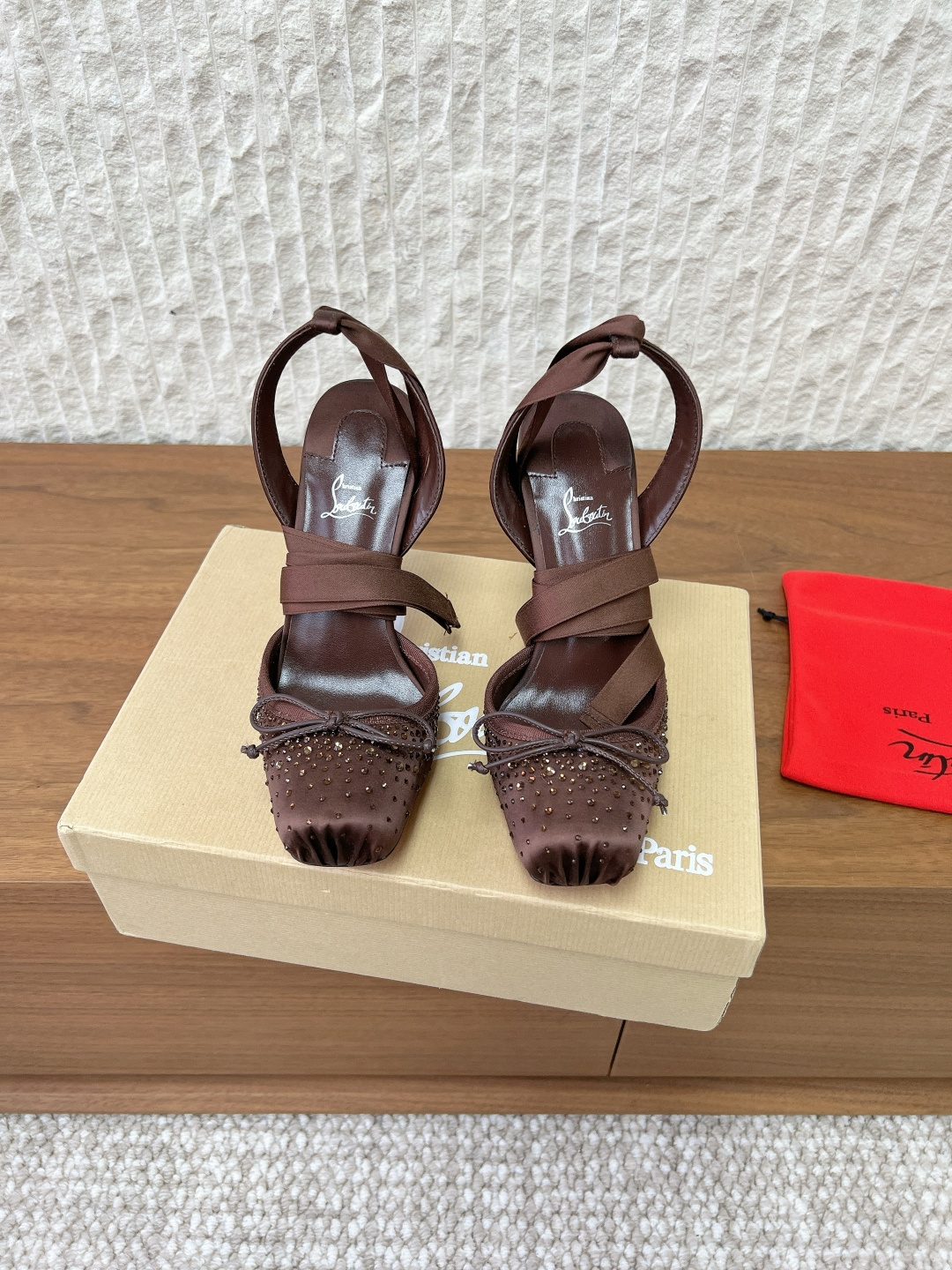 NO:616255,G633 Christin Louboutin 26ss new early spring product, pig nose, bow, high heels, sandals. CL has always been a shining star on the fashion stage, and these pig nose sandals are the brand's proud work. Every detail shows unique charm and unique design, making you the focus of attention. The iconic pig nose decoration on the upper breaks the rules and adds a unique sense of playfulness to the shoes.  It seems to be telling your unique fashion attitude. The exquisite bows are embellished with it. It is smart and sweet. Whether you are strolling on the street or attending a dinner, it can make you exude charming charm. The fabric is made of original imported silk/rhinestones. The lining is lambskin. The sole is original Italian imported leather outsole size 35-39 (40.41 customized non-returnable), high-heeled sandals, sandals, high heels, sheepskin, real silk, Leather soles19860909G633 Christin Louboutin 26ss早春新品 猪鼻子 蝴蝶结 高跟鞋 凉鞋 在时尚的舞台上CL始终是璀璨的明星 而这款猪鼻子凉鞋 更是品牌的得意之作. 每一处细节都彰显着独特魅力 独特设计 让你成为众人瞩目的焦点. 鞋面上标志性的猪鼻子装饰 打破常规 为鞋子增添了一份别样的俏皮感 好似在诉说着独属于你的时尚态度 精致的蝴蝶结点缀其中 灵动而甜美 无论是漫步街头还是出席晚宴 都能让你散发迷人的魅力. 面料采用原版进口真丝/水钻 内里垫脚小羊皮 鞋底原版意大利进口真皮大底 size35-39（40.41定制不退换）,高跟鞋凉鞋,sandals,high heels,sheepskin,real silk,Leather soles,Women's Shoes