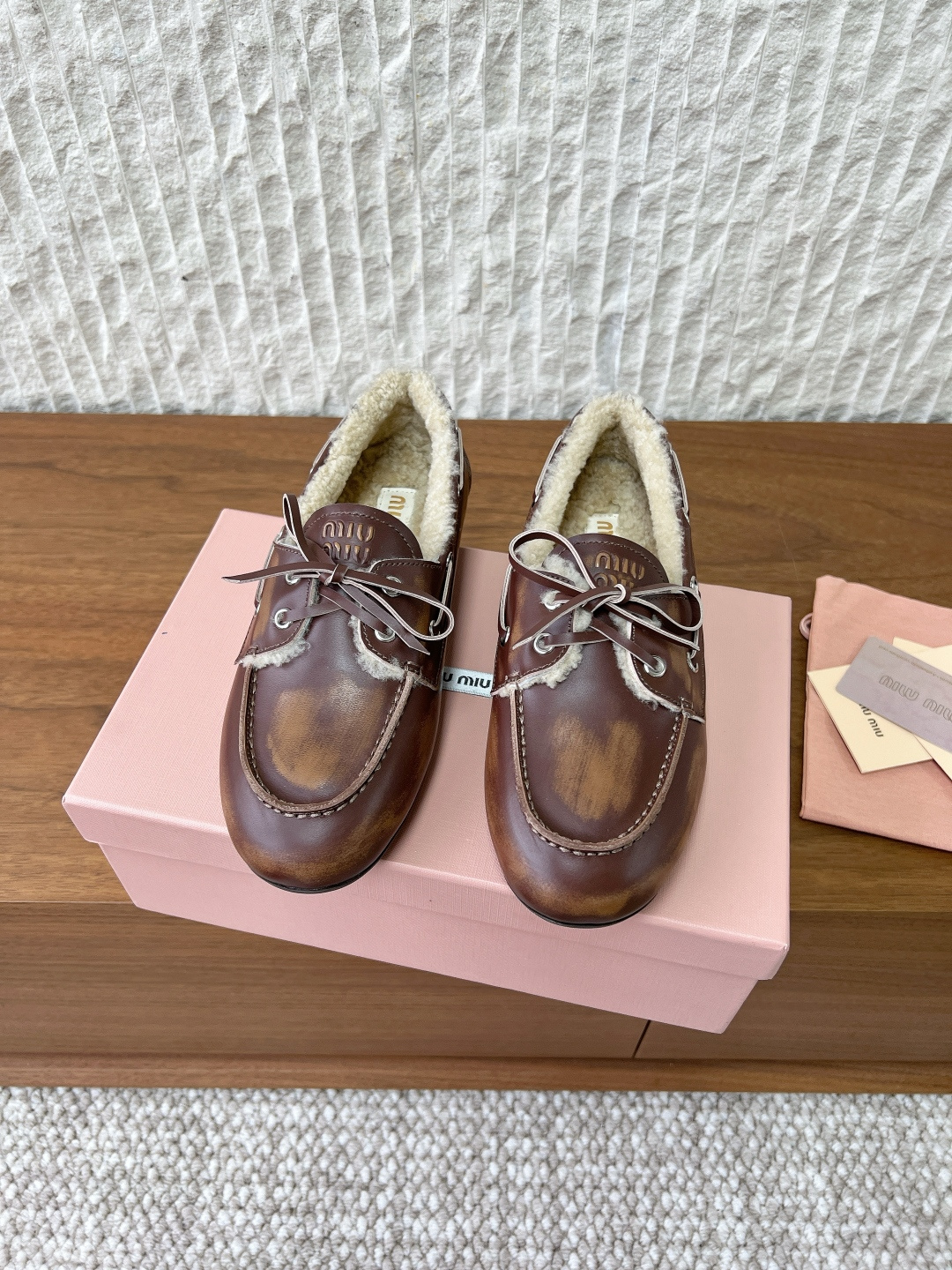 NO:616256,G069 Miumiu 25ss new autumn and winter style retro small leather shoes, loafers, and beanies reflect the modern beauty, break the inherent stereotypes, boldly extend, and bring rich diversity of creations. The new season lace-up sailing leather shoes are inspired by classic sailing shoes, injecting exquisite cowhide with relaxed and distressed details. Classic khaki and white color matching, with bow drawstring design, relaxed and casual.  The upper is made of original imported distressed cowhide, the lining is made of lamb wool, and the sole is original custom-made rubber outsole. The size is 35-39 (40. Customized, non-returnable), loafers, fur shoes, miumiu, loafers, cowhide.19860909G069 Miumiu 缪缪 25ss秋冬新款 复古小皮鞋 乐福鞋 豆豆鞋  折射现代摩登之美,打破固有刻板印象 大胆延展,带来丰富的多元性创作. 新一季系带帆船皮鞋,灵感来源于经典帆船鞋,将精致的牛皮注入松弛感的做旧细节处理. 经典的卡其色以及白色配色,搭配有蝴蝶结抽绳设计,张弛有度且随性自我. 鞋面采用原版进口做旧牛皮 内里垫脚羊羔毛 鞋底原版定制橡胶大底 码数35-39（40.定做不退换）,乐福鞋毛毛鞋,miumiu,loafers,cowhide,Women's Shoes