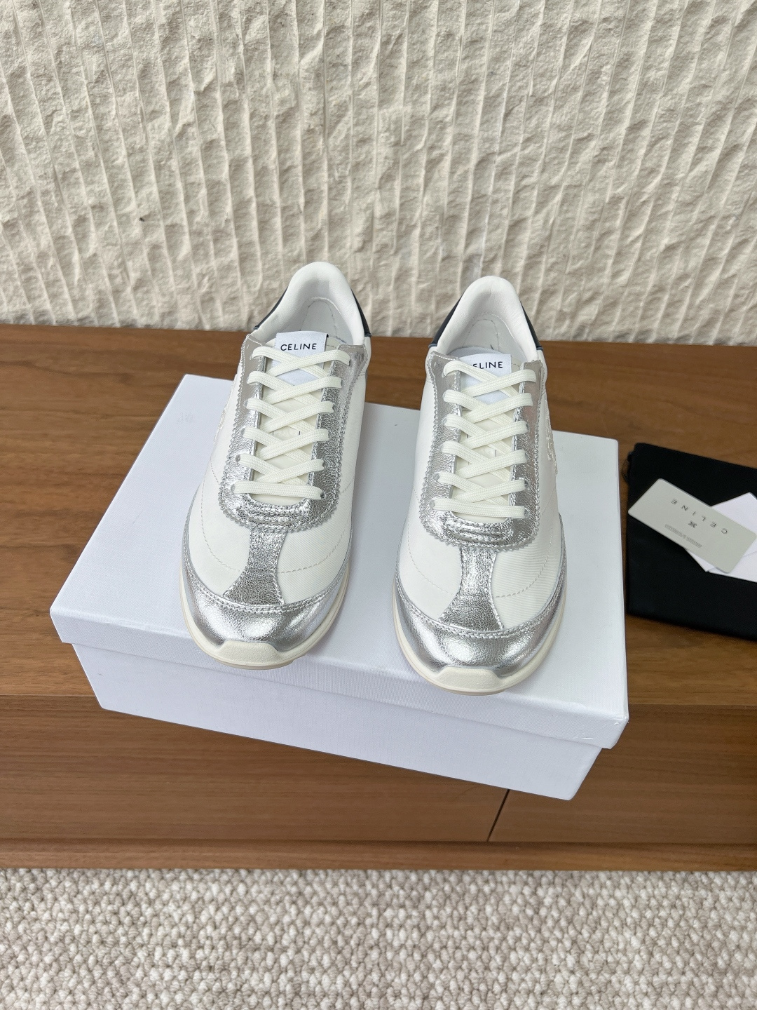 NO:616254,G069 Celine 25ss autumn and winter new style, the latest Racer series Forrest Gump shoes, sports shoes, many celebrity fashion bloggers have cultivated the design of Forrest Gump shoes, classic and timeless, cool and versatile, whether it is sports style wear or daily casual wear, it can be perfectly adapted, easily improving the texture of the overall look. Moreover, the design of this pair of shoes is very suitable for the foot shape, walking is not tiring, and it is also very breathable for spring and summer wear, and will not make you sweat.  Whether you are going shopping, traveling or exercising, it can be your best match. The upper is made of original imported high-mercerized cowhide/breathable cloth. The inner lining is breathable mesh. The sole is original customized rubber outsole. Size 35-39 (customized for 40, non-returnable), casual shoes/sports shoes, celine, sneakers, cowhide19860909G069 Celine 思琳 25ss秋冬新款 最新款Racer系列 阿甘鞋 运动鞋 超多明星时尚博主种草 阿甘鞋鞋型设计经典永不过时 酷帅又百搭无论是运动风穿搭 还是日常出街的休闲装,它都能完美适配,轻松提升整体造型的质感 而且这双鞋的设计很贴合脚型,走路不累脚,春夏穿着也很透气,不会闷汗 不管你是去逛街、旅行还是运动,它都能成为你的最佳搭子 鞋面采用原版进口高丝光牛皮/透气布 内里垫脚透气网 鞋底原版定制橡胶大底 码数35-39（40定做不退换）,休闲鞋/运动鞋,celine,sneakers,cowhide,Women's Shoes