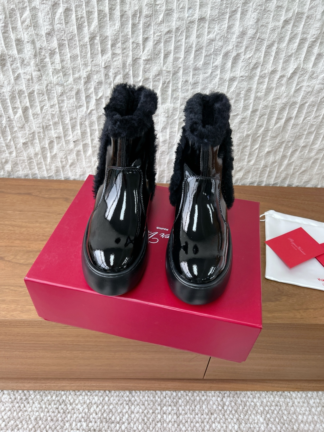 NO:616249,G503 Roger Vivier 25ss new autumn and winter casual thick-soled furry shoes. Five-centimeter EVA thick sole, light and soft, as comfortable as walking on cotton. Inspired by the 1960s space age, combined with street style, great for daily casual or street style!  The drawstring design on the upper is practical and fashionable. It is a must-have for autumn and winter. It keeps you warm and makes your legs look longer. It looks great with colorful socks or shorts!  The upper is made of original imported patent leather sheep plush, the lining is Australian wool, the thick sole is 5cm, the original customized EVA rubber outsole, Size 35-39 (customized for 40, non-returnable), snow boots, roger vivor, boots, shorts, sheep, socks19860909G503 Roger Vivier 罗杰维维亚 25ss秋冬新款 休闲 厚底 毛毛鞋 五厘米EVA厚底,轻盈柔软,穿着像踩棉花一样舒服 灵感来自60年代太空时代,融合街头风 日常休闲或街头造型都很出彩！ 鞋面抽绳设计,实用又时髦 秋冬穿搭必备,保暖又显腿长 搭配彩色袜子或短裤都很赞哦！ 鞋面采用原版进口漆皮羊猄毛绒 内里垫脚澳洲羊毛 厚底5cm 大底原版定制EVA橡胶大底 Size35-39（40定做不退换）,雪地靴,roger vivier,boots,shorts,sheep,socks,Women's Shoes