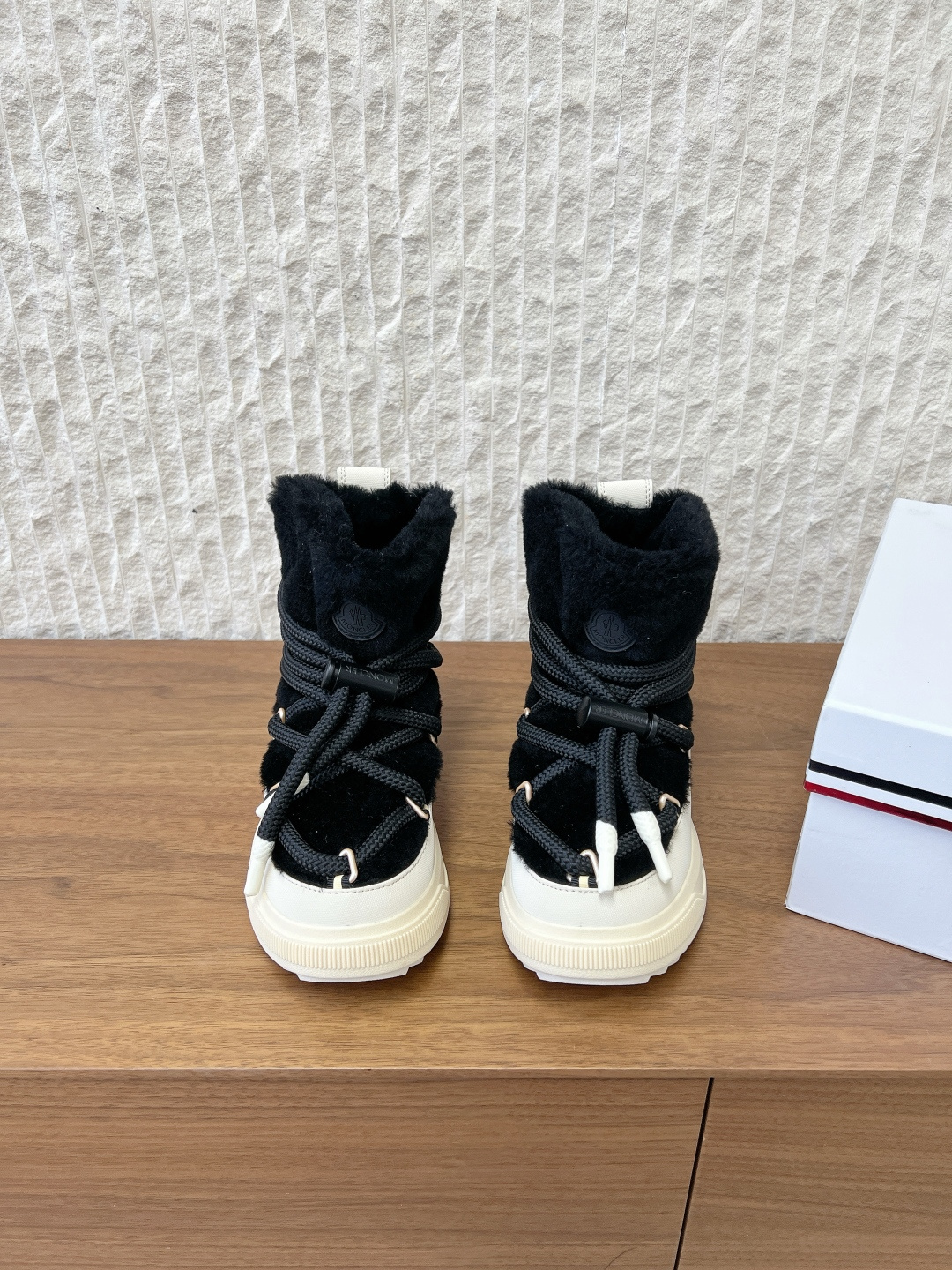 NO:628245,G236 Moner Altive Mid 25ss new autumn and winter down boots, ski boots, snow boots, with drawstring lace design and thermal lining, comfortable and warm. Equipped with Vibram anti-slip outsole with strong grip, witnessing the modern style of Moner shoe series' alpine genes during every step. The fabric is made of original imported embossed cowhide/wool, the lining is double-sided velvet, and the sole is original customized TPU rubber combination outsole.  Size 35-39 (40.41 custom-made, non-refundable), snow boots, boots, down jacket, cowhide19860909G236 Moner Altive Mid 25ss秋冬新款 羽绒靴 滑雪靴 雪地靴 采用抽绳系带设计与保暖内衬,舒适温暖. 搭载强劲抓地的 Vibram 防滑大底, 步履之间,见证 Moner 鞋履系列 高山基因的现代风范. 面料采用原版进口压纹牛皮/羊毛 内里垫脚双面绒 鞋底原版定制TPU橡胶组合大底 尺码35-39（40.41定做不退换）,雪地靴,boots,down jacket,cowhide,Women's Shoes