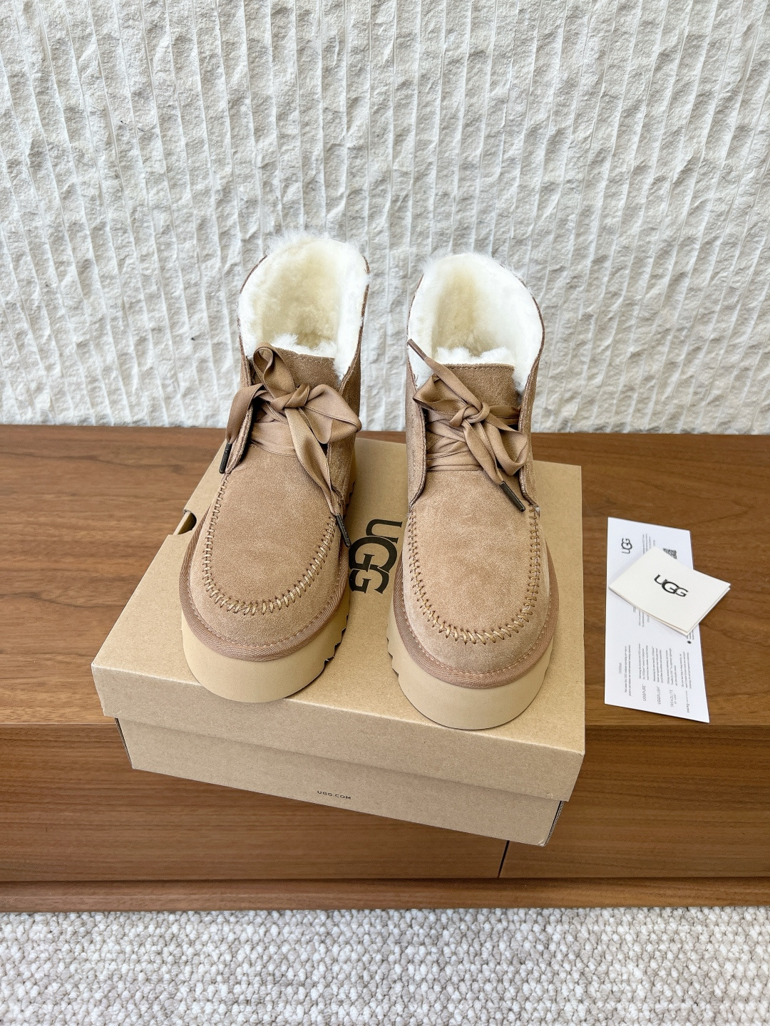 NO:628266,G655 Ugg niche trendy brand 25ss autumn and winter new style Kailin thick sole bow short boots  The suede surface + bow tie decoration weakens the heavy feeling and adds a sweet girl atmosphere; the low-saturated light gray and light brown colors come with a soft filter, which is very suitable for gentle wear. The upper is made of fine suede, and the lining is thick plush with a strong wrapping feel, which can easily cope with the low temperatures in autumn and winter; the plush is skin-friendly and not stuffy, and the feet feel soft and waxy.  Thick-soled tooth-shaped soles are lightweight and non-slip, stable when walking and have a built-in heightening effect; the shoe shape is loose and does not squeeze the feet, and is friendly to wide and fleshy feet. It has a gentle and casual style, and it has a soft girly feel when paired with a pleated skirt, and a relaxed and everyday feel when worn with leggings, suitable for a variety of light and sweet dressing scenes. The upper is made of original imported high mercerized cow velvet, and the lining is made of wool. The outsole is an original customized EVA foam rubber outsole.  Size35-39 (40 customized, non-refundable), snow boots, boots, skirts, chamois leather19860909G655 Ugg 小众潮牌 25ss秋冬新款 凯琳 厚底 蝴蝶结 短靴 麂面+蝴蝶结系带装饰,弱化了的厚重感,多了甜妹氛围；低饱和的浅灰、浅棕配色,自带柔和滤镜,搭配温柔系穿搭很适配.鞋面是细腻麂皮,内里是厚实毛绒包裹感强,能轻松应对秋冬低温；毛绒亲肤不闷脚,脚感软糯. 厚底齿状鞋底,轻量又防滑,走路稳且自带增高效果；鞋型宽松不挤脚,对宽脚、肉脚也友好.偏温柔休闲风,搭+百褶裙是软妹感,搭+束脚裤是松弛日常感,适配多种轻甜穿搭场景. 鞋面采用原版进口高丝光牛绒 内里垫脚羊毛 大底原版定制EVA发泡橡胶大底 Size35-39（40定制不退换）,雪地靴,boots,skirts,chamois leather,Women's Shoes