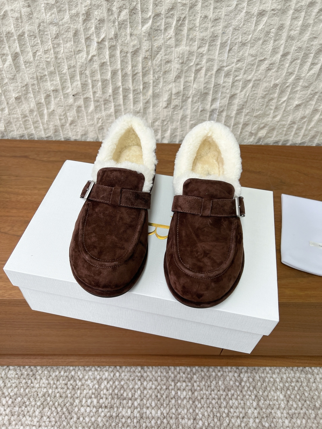 NO:628235,G123 The row niche trendy brand 25ss autumn and winter new style lamb wool Mary Jane buckle furry loafers. The upper is made of pure sheep suede, fashionable and gentle!  The inner foot pads are made of imported soft lamb wool, and the overall shoe is 'soft' and comfortable!  It is a whole casual style, the shoes are loose-fitting and very malleable!  Very friendly to all foot types!  A must-have item for autumn and winter, warm, comfortable and easy to match!  The upper is made of original imported sheep suede, the lining is wool, the sole is original custom-made non-slip rubber outsole, size 35-39 (40. Customized, non-returnable), loafers, mary jane, sheep, chamois leather19860909G123 The row 小众潮牌 25ss秋冬新款 羊羔毛 玛丽珍 搭扣 毛毛 乐福鞋 鞋面采用纯羊京麂皮,时尚又温柔！内里垫脚采用进口柔软羊羔毛,整体鞋子就是一个字“软”舒服！就是一整个休闲风格,鞋子宽松版型,可塑性非常强！对待所有脚型非常友好！秋冬搭配必备单品,保暖舒适又好搭配！ 鞋面采用原版进口羊反绒 内里垫脚羊毛 鞋底原版定制防滑橡胶大底 码数35-39（40.定做不退换）,乐福鞋毛毛鞋,loafers,mary jane,sheep,chamois leather,Women's Shoes
