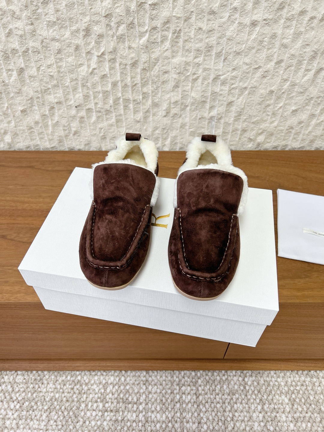 NO:628240,G123 The row niche trendy brand 25ss autumn and winter new lamb wool Mary Jane fur loafers. The upper is made of pure sheep suede, which is fashionable and gentle!  The inner foot pads are made of imported soft lamb wool, and the overall shoe is 'soft' and comfortable!  It is a whole casual style, the shoes are loose-fitting and very malleable!  Very friendly to all foot types!  A must-have item for autumn and winter, warm, comfortable and easy to match!  The upper is made of original imported sheep suede, the lining is wool, the sole is original custom-made non-slip rubber outsole, size 35-39 (40. Customized, non-returnable), loafers, mary jane, sheep, chamois leather19860909G123 The row 小众潮牌 25ss秋冬新款 羊羔毛 玛丽珍 毛毛 乐福鞋 鞋面采用纯羊京麂皮,时尚又温柔！内里垫脚采用进口柔软羊羔毛,整体鞋子就是一个字“软”舒服！就是一整个休闲风格,鞋子宽松版型,可塑性非常强！对待所有脚型非常友好！秋冬搭配必备单品,保暖舒适又好搭配！ 鞋面采用原版进口羊反绒 内里垫脚羊毛 鞋底原版定制防滑橡胶大底 码数35-39（40.定做不退换）,乐福鞋毛毛鞋,loafers,mary jane,sheep,chamois leather,Women's Shoes