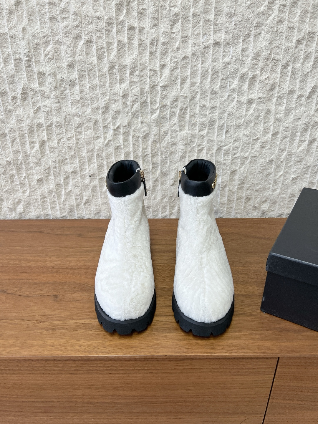 NO:628242,G589 Chanel Xiaoxiang 25ss new autumn and winter style classic letter fur short boots. When the classic logo meets the warm and waxy touch, the iconic design reconstructs the winter style and becomes an 'atmosphere tool' in the wardrobe. The eye-catching letter logo on the boot collar highlights the brand genes, like a walking fashion imprint, showing high recognition in a low-key manner. The delicate wool is selected to wrap the shoe body, and the soft fluff naturally stretches along the shoe shape.  From the toes to the ankles, they are properly wrapped in warmth. The upper is made of original imported cowhide/wool, the lining is sheepskin, and the sole is original custom-made rubber foam outsole size 35-39 (40.41 customization is non-refundable), boots, chanel, boots, cowhide, sheepskin19860909G589 Chanel 小香 25ss秋冬新款 经典字母毛毛 短靴 当经典标识邂逅暖糯触感 以标志性设计重构冬日格调 成为衣橱里的“氛围感利器” 靴口醒目的字母标识彰显品牌基因 如同行走的时尚印记 低调间彰显高辨识度. 甄选细腻羊毛包裹鞋身 柔软绒毛顺着鞋型自然舒展 从脚尖到脚踝都被妥帖暖意包裹. 鞋面采用原版进口牛皮/羊毛 内里垫脚羊皮 鞋底原版定制橡胶发泡大底 size35-39（40.41定制不退换）,靴子,chanel,boots,cowhide,sheepskin,Women's Shoes