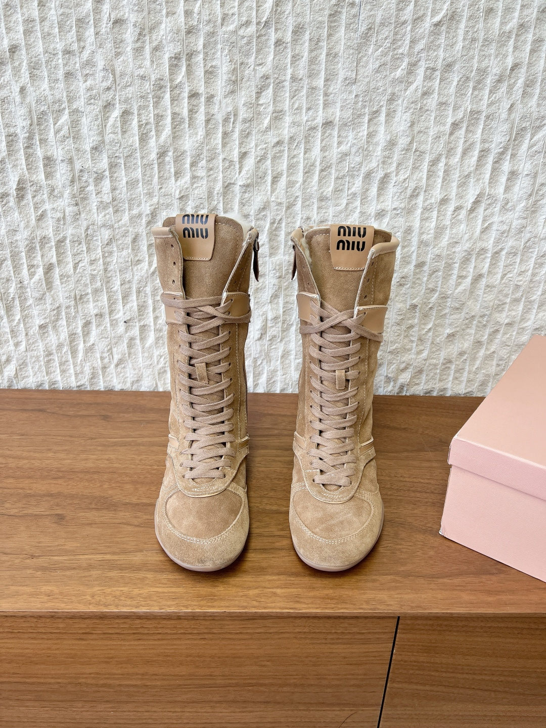 NO:628246,G762 Miumiu 25ss new autumn and winter style straps, fur, casual boots, knight boots, fur boots. Appeared on the covers of major fashion magazines. The same style on various celebrities and Xiaohongshu bloggers. It is especially stunning on your feet. You will not regret it if you close your eyes. The combination can be either salty or sweet. Easy to wear, very suitable for winter boots. The upper is made of original imported cow suede. The lining is made of wool. The sole is original custom-made non-slip and wear-resistant rubber outsole. Size35-40 (40 is custom-made and non-refundable), boots, miumiu, boots19860909G762 Miumiu 缪繆 25ss秋冬新款 绑带 毛里 休闲靴 骑士靴 毛毛靴 出现在各大时装杂志封面·各路明星、小红书博主同款 上脚尤为惊艳到你的一款 闭眼入都是不会后悔·搭配还是可咸可甜 方便穿着,非常适合冬季的一款靴子 鞋面采用原版进口牛反绒 内里垫脚羊毛 鞋底原版定制防滑耐磨橡胶大底 Size35-40 (40定做不退换),靴子,miumiu,boots,Women's Shoes