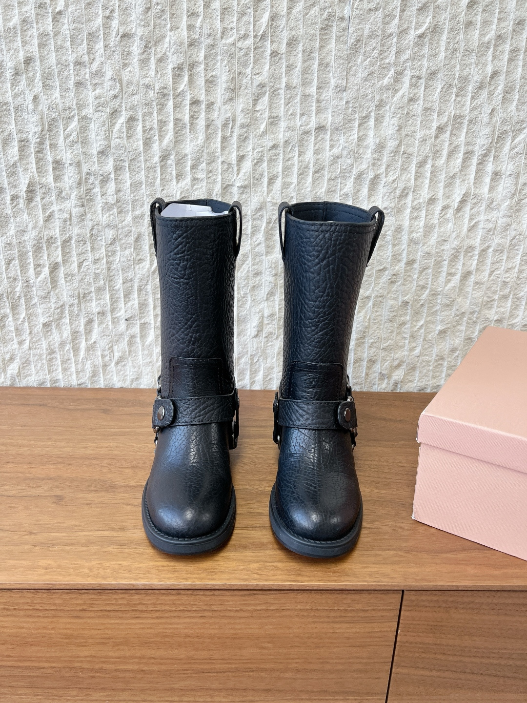 NO:628253,G762 MiuMiu 25ss new style for autumn and winter, thick sole, straight buckle, short boots, knight boots, simple upper embellishment, full of high-end feeling, one that will surprise you especially on the feet. You will not regret it when you close your eyes. The combination can be either salty or sweet~ Very cool and handsome, very easy to wear, super comfortable boots. A must-have for autumn and winter matching~ The upper is made of original imported calfskin and the lining is calfskin.  Outsole Original customized rubber outsole Size 35-39 (40 custom-made and non-refundable), boots, miumiu, boots, cowhide19860909G762 MiuMiu 缪缪 25ss秋冬新款 厚底 直筒 搭扣 短靴 骑士靴 简约鞋面点缀 高级感满满 上脚尤为惊艳到你的一款 闭眼入都是不会后悔·搭配还是可咸可甜～ 酷酷的非常帅气好看 非常方便穿着 超舒适的一款靴子. 秋冬季搭配必入的决绝子～ 鞋面采用原版进口小牛皮 内里垫脚牛皮 大底原版定制橡胶大底 Size35-39（40定做不退换）,靴子,miumiu,boots,cowhide,Women's Shoes