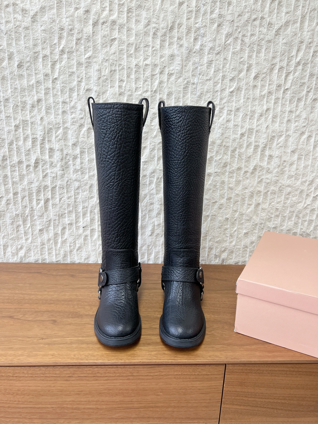 NO:628260,G762 MiuMiu 25ss new autumn and winter style, thick sole, straight buckle, long boots, knight boots, simple upper embellishment, full of high-end sense, a shoe that will surprise you especially on the feet. You will not regret it when you close your eyes. The combination can be either salty or sweet~ Very cool and handsome, very easy to wear, super comfortable boots. A must-have for autumn and winter matching~ The upper is made of original imported calf leather and the lining is calf leather.  Outsole Original customized rubber outsole Size 35-39 (40 custom-made and non-refundable), boots, miumiu, boots, cowhide19860909G762 MiuMiu 缪缪 25ss秋冬新款 厚底 直筒 搭扣 长靴 骑士靴 简约鞋面点缀 高级感满满 上脚尤为惊艳到你的一款 闭眼入都是不会后悔·搭配还是可咸可甜～ 酷酷的非常帅气好看 非常方便穿着 超舒适的一款靴子. 秋冬季搭配必入的决绝子～ 鞋面采用原版进口小牛皮 内里垫脚牛皮 大底原版定制橡胶大底 Size35-39（40定做不退换）,靴子,miumiu,boots,cowhide,Women's Shoes