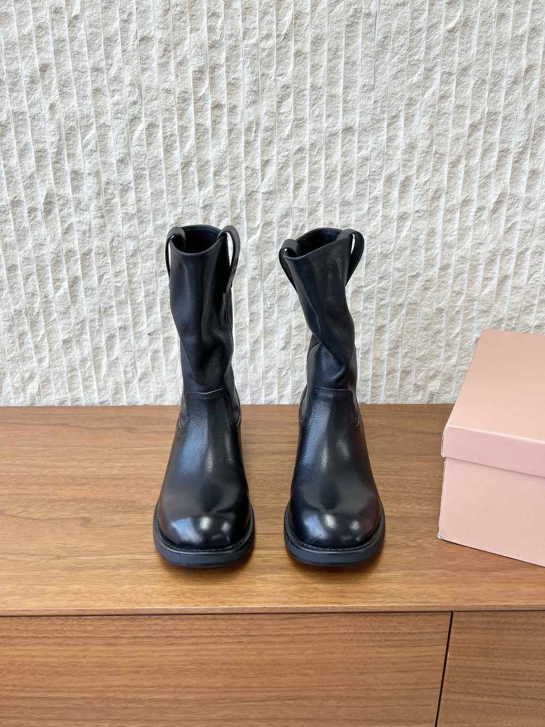 NO:628217,G762 MiuMiu 26ss spring and summer catwalk style, stacked boots, thick heels, short boots, natural pleats in the boot shaft, lazy and casual, half-lined design, light and not bulky, perfect atmosphere for autumn and winter wear, soft insole, very comfortable to wear for a long time, suitable for Citywalk or daily outings, inspired by workplace and daily life, practical and fashionable, one of the highlights of this season, the fabric is made of original imported washed cowhide  Sheepskin lining, original custom-made rubber non-slip and wear-resistant outsole Size 35-39 (40 custom made, non-returnable), boots, miumiu, boots, cowhide, sheepskin19860909G762 MiuMiu 缪缪 26ss春夏走秀款 堆堆靴 粗跟 短靴 靴筒自然褶皱 慵懒随性 半内里设计轻薄不臃肿 秋冬穿搭氛围感满分,鞋垫柔软 长时间穿也很舒适 Citywalk或日常出街都很合适 灵感融合职场与日常 实用又时髦 是本季亮点单品之一 面料采用原版进口水洗牛皮 内里垫脚羊皮 大底原版定制橡胶防滑耐磨大底 Size35-39（40定做不退换）,靴子,miumiu,boots,cowhide,sheepskin,Women's Shoes