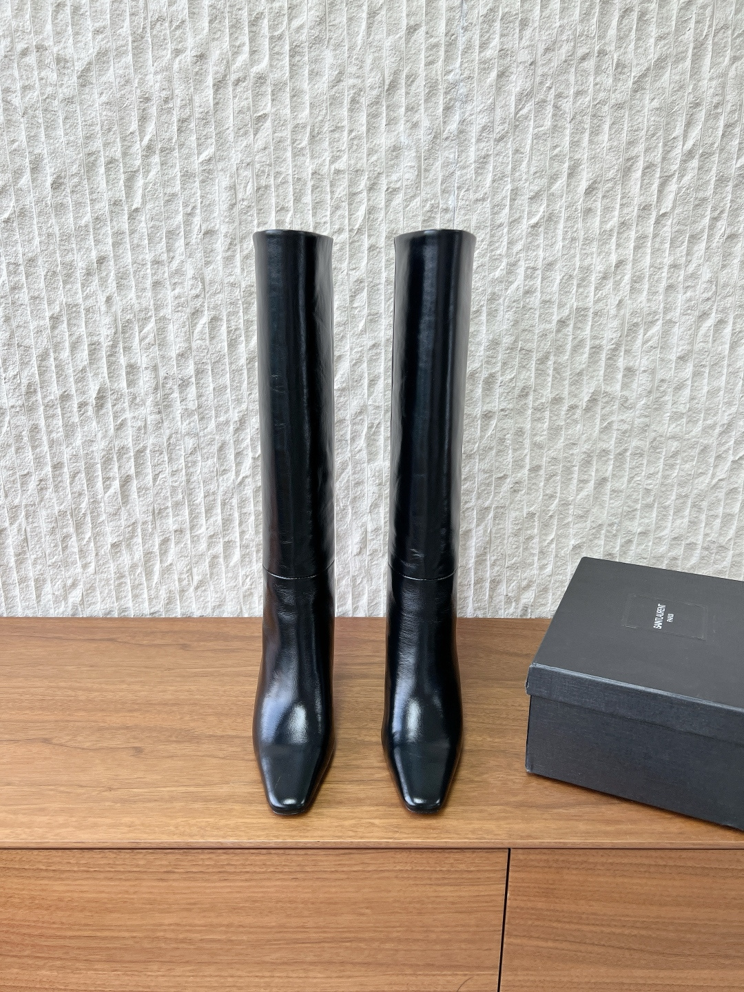 NO:628223,G731 Saint Laurent 25ss new autumn and winter pointed toe high-heeled boots and ankle boots, with square pointed toes and tapered thick heels, decorated with LE CASSANDRE on the inside, and side zipper opening and closing design. The whole shoe is very simple and elegant~ The small square toe is more refined and fashionable. You can see that the side of our boots is designed according to the curvature of the human leg~ The upper feet are very delicate and not attractive~  Lengthens the legs ~ Suitable for various occasions ~ A must-have item for autumn and winter!  The upper is made of original imported cowhide, the lining is sheepskin, the heel height is 7.5cm, the sole is original custom-made Italian leather outsole, Size35-39 (40.41 custom-made, non-refundable), boots, saint laurent, saint laurent, boots, cowhide, sheepskin, Leather soles19860909G731 Saint Laurent 圣罗兰 25ss秋冬新款  尖头 高跟 长靴 及踝靴,搭配方形尖鞋头和锥形粗跟,内侧饰以LE CASSANDRE,侧面拉链开合设计. 整个鞋非常的简约大气～ 小方头更加的精致时髦可以看到我们靴子侧面是按照人体腿型设计出来的弧度～ 上脚非常秀气好看不挑人～ 拉长腿型～适合各种场合搭配～秋冬穿搭必备单品！ 鞋面采用原版进口牛皮 内里垫脚羊皮 跟高7.5cm 鞋底原版定制意大利真皮大底 Size35-39（40.41定做不退换）,靴子,saint laurent,saint laurent,boots,cowhide,sheepskin,Leather soles,Women's Shoes