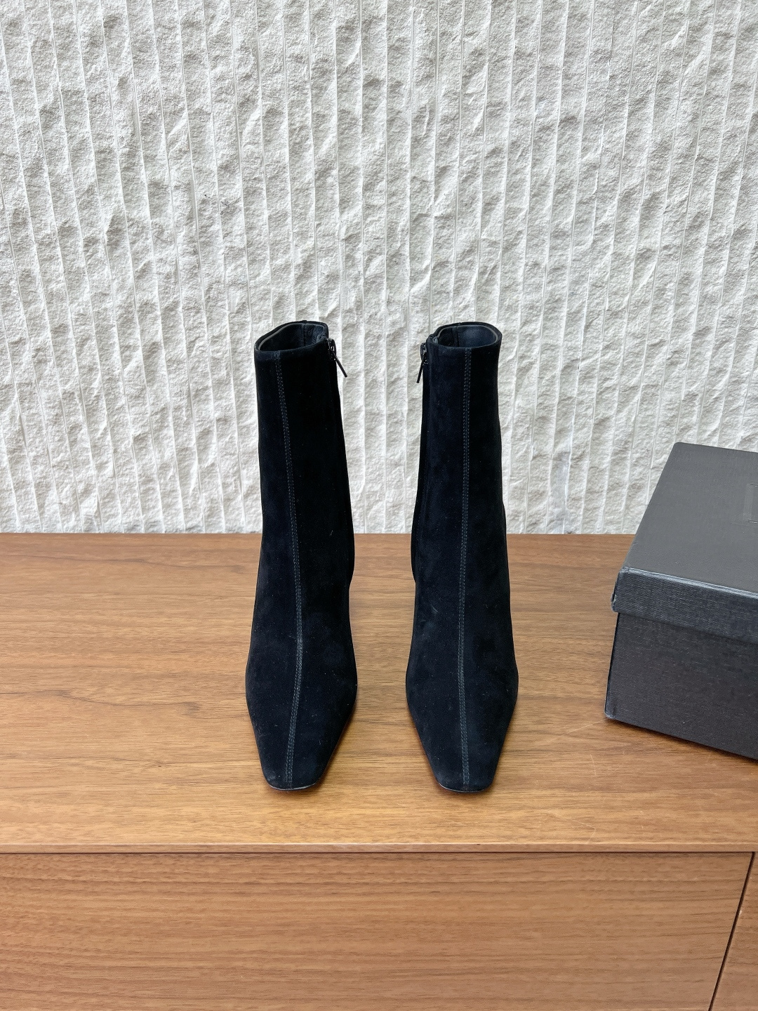 NO:628229,G731 Saint Laurent 25ss new autumn and winter pointed toe high-heeled short boots and ankle boots, with square pointed toes and tapered thick heels, decorated with LE CASSANDRE on the inside, and side zipper opening and closing design. The whole shoe is very simple and elegant~ The small square toe is more refined and fashionable. You can see that the side of our boots is designed according to the curvature of the human leg~ The upper feet are very delicate and not attractive~  Lengthens the legs ~ Suitable for various occasions ~ A must-have item for autumn and winter!  The upper is made of original imported cowhide/cow suede, the lining is sheepskin, the heel height is 7.5cm, the sole is original custom-made Italian leather outsole, Size35-39 (40.41 custom-made, non-refundable), boots, saint laurent, saint laurent, boots, cowhide, sheepskin, Leather soles19860909G731 Saint Laurent 圣罗兰 25ss秋冬新款 尖头 高跟 短靴 及踝靴,搭配方形尖鞋头和锥形粗跟,内侧饰以LE CASSANDRE,侧面拉链开合设计. 整个鞋非常的简约大气～ 小方头更加的精致时髦可以看到我们靴子侧面是按照人体腿型设计出来的弧度～ 上脚非常秀气好看不挑人～ 拉长腿型～适合各种场合搭配～秋冬穿搭必备单品！ 鞋面采用原版进口牛皮/牛反绒 内里垫脚羊皮 跟高7.5cm 鞋底原版定制意大利真皮大底 Size35-39（40.41定做不退换）,靴子,saint laurent,saint laurent,boots,cowhide,sheepskin,Leather soles,Women's Shoes