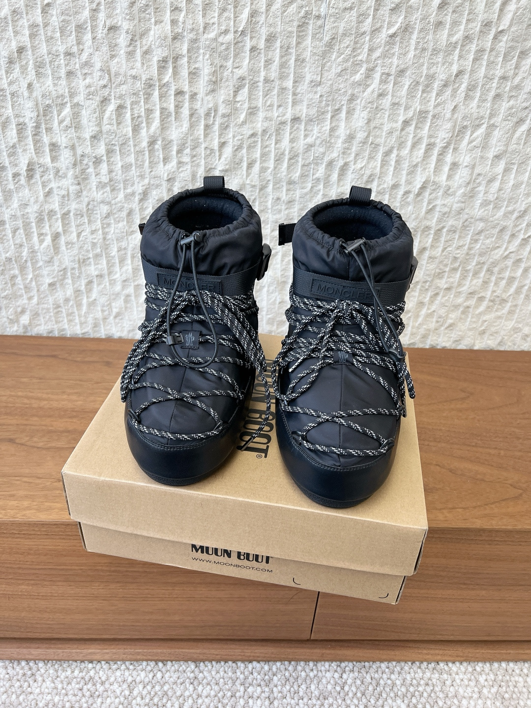 NO:628237,G199 Moon Boot co-branded with Moncler niche trendy brand 25ss autumn and winter series Fat Huhu Snow Boots If you have difficulty accepting the revival of UGG, there is now a more alternative snow boot that is back, that is the Moon Boot. The inner height is 4cm. It has been very popular in the millennium. Paris Hilton, Victoria Beckham and other celebrities often wore it. Now the Y2K trend is popular again. The same QQ show outfits for young children  The ugly snow boots that have been shown by thousands of people have become popular again. They are not divided into men and women. They look slim but still warm and easy to wear. The upper is made of original imported cow leather/waterproof silk cloth. The inner foot pad is woven with lamb wool. The inner height is increased by 4cm. The sole is original thermoplastic rubber outsole. Size S (35-38), L (39-41), snow boots, boots, cowhide19860909G199 Moon Boot 联名 Moncler 小众潮牌 25ss秋冬系列 胖呼呼 雪地靴 如果你难以接受UGG的复兴 那现在有一款更另类的雪地靴又杀回来了 那就是Moon Boot月亮靴 内增高4cm 在千禧年就已经非常火了 当年paris hilton、victoria beckham 等名人经常穿它,如今Y2K风潮再次流行 痞幼同款QQ秀穿搭 万人大秀的丑萌雪地靴重新翻红 不分男女不分左右 看着巨无霸巨显瘦还暖和好穿 鞋面采用原版进口牛皮革/防水丝绸布 内里垫脚复织羊羔毛 内增高4cm 鞋底原版热塑性橡胶大底 尺码S（35-38）,L（39-41）,雪地靴,boots,cowhide,Women's Shoes