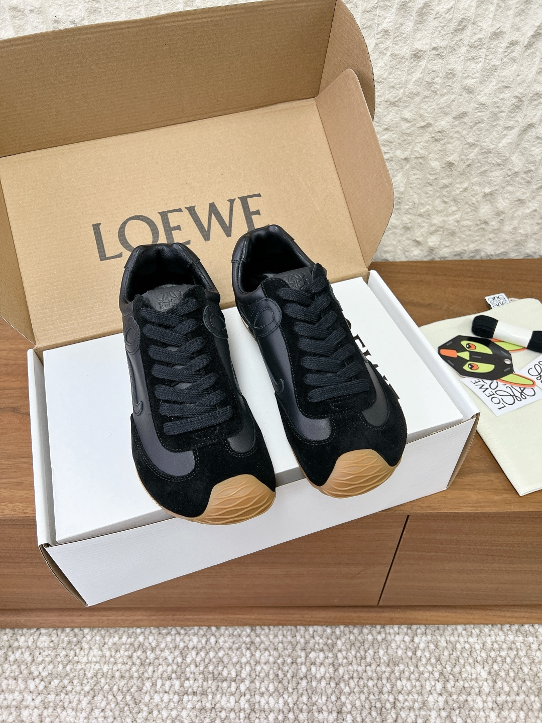 NO:628225,Loewe Luo Yiwei 25ss new autumn and winter balletrunner couples style ballet sneakers Forrest Gump shoes are classic and fall in love at first sight!  The minimalist style of splicing is really the ultimate!  It is so versatile that you can wear it casually and it can be very high-end. It is very lightweight and can be used for shopping without stress!  Incomparably comfortable on the feet, light and weight-free, I really love it when I go out on the street!  The upper is made of original imported cowhide leather spliced ​​with original fabric. The inner lining is sheepskin. The sole is made of original customized rubber combination outsole. Size 35-44 (women's size 40, men's size 45 is custom-made and non-returnable), casual shoes/sports shoes, loewe, loewe, sneakers, cowhide, sheepskin19860909Loewe 罗意威 25ss秋冬新款 balletrunner 情侣款 芭蕾运动鞋 阿甘鞋 经典一眼就爱上的！拼接的极简风格真的做到极致！实在太百搭,随便穿搭就可以很高级,很轻便,逛街暴走无压力！ 上脚无敌舒适,轻盈无负重感,出街真的爱了！不打脚还有点小增高 鞋面采用原版进口牛皮拼接原版布料 内里垫脚羊皮 鞋底采用原版定制橡胶组合大底 Size35-44（女码40,男码45订做不退换）,休闲鞋/运动鞋,loewe,loewe,sneakers,cowhide,sheepskin,Women's Shoes