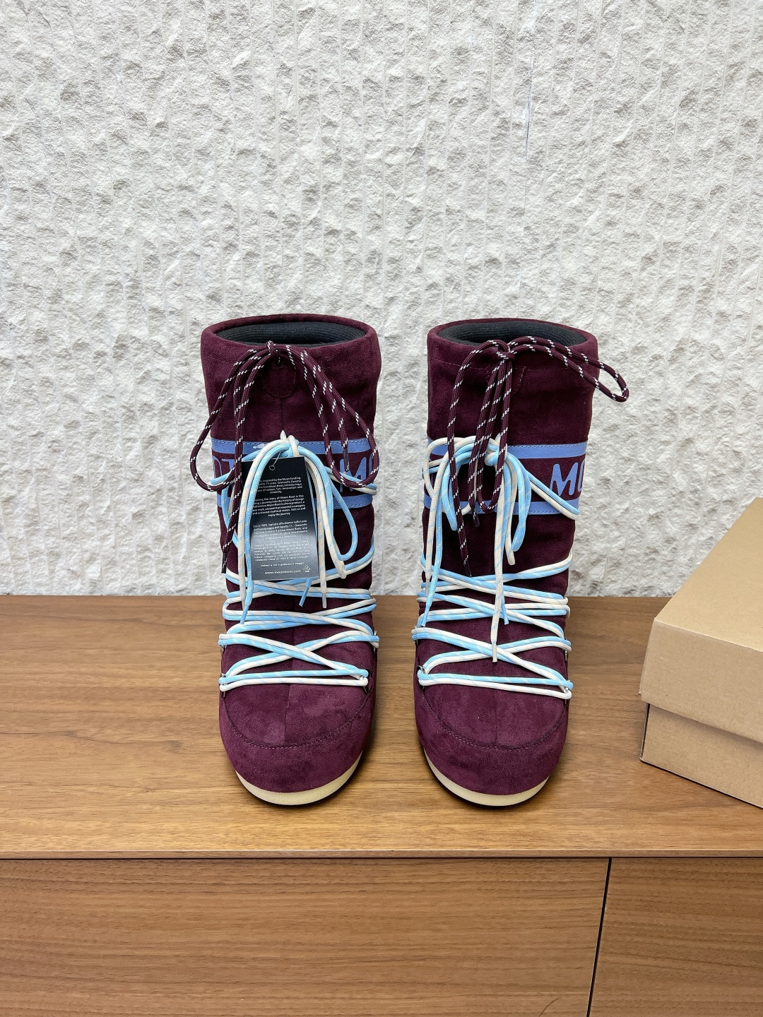 NO:628213,G199 Moon Boot, a niche fashion brand, 25ss autumn and winter series, fat and snow boots. If you have difficulty accepting the revival of UGG, now there is a more alternative snow boot that is back. That is the Moon Boot. The inner height is increased by 4cm. It has been very popular in the millennium. Paris Hilton, Victoria Beckham and other celebrities often wore it. Now the Y2K trend is popular again. The same QQ show outfit for young children.  The ugly snow boots that have been shown by thousands of people have become popular again. They are not divided into men and women. They look slim but warm and easy to wear. The upper is made of original imported cow leather/waterproof silk cloth. The inner foot pad is woven with lamb wool. The inner height is increased by 4cm. The sole is original thermoplastic rubber outsole. Size 35-40 (41.42.43 custom-made and non-returnable), snow boots, boots, cowhide19860909G199 Moon Boot 小众潮牌 25ss秋冬系列 胖呼呼 雪地靴 如果你难以接受UGG的复兴 那现在有一款更另类的雪地靴又杀回来了 那就是Moon Boot月亮靴 内增高4cm 在千禧年就已经非常火了 当年paris hilton、victoria beckham 等名人经常穿它,如今Y2K风潮再次流行 痞幼同款QQ秀穿搭 万人大秀的丑萌雪地靴重新翻红 不分男女不分左右 看着巨无霸巨显瘦还暖和好穿 鞋面采用原版进口牛皮革/防水丝绸布 内里垫脚复织羊羔毛 内增高4cm 鞋底原版热塑性橡胶大底 尺码35-40（41.42.43定做不退换）,雪地靴,boots,cowhide,Women's Shoes