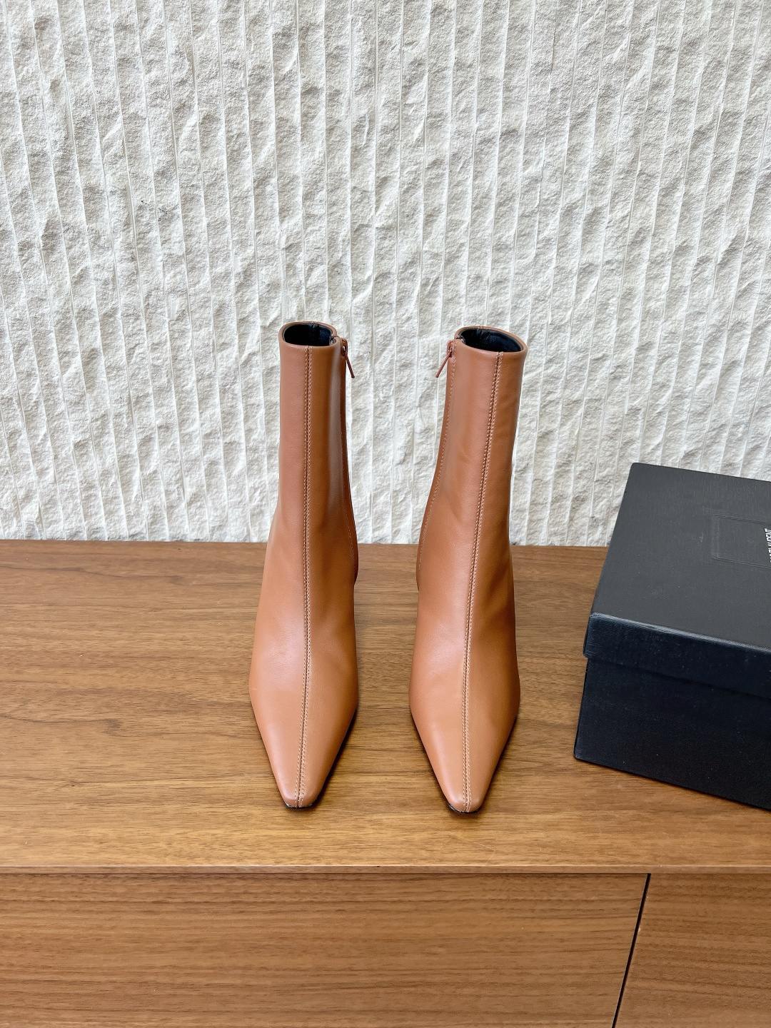 NO:628206,G731 Saint Laurent 25ss new autumn and winter pointed toe high-heeled short boots and ankle boots, with square pointed toes and tapered thick heels, decorated with LE CASSANDRE on the inside, and side zipper opening and closing design. The whole shoe is very simple and elegant~ The small square toe is more refined and fashionable. You can see that the side of our boots is designed according to the curvature of the human leg~ The upper feet are very delicate and not attractive~  Lengthens the legs ~ Suitable for various occasions ~ A must-have item for autumn and winter!  The upper is made of original imported cowhide/cow suede, the lining is sheepskin, the heel height is 7.5cm, the sole is original custom-made Italian leather outsole, Size35-39 (40.41 custom-made, non-refundable), boots, saint laurent, saint laurent, boots, cowhide, sheepskin, Leather soles19860909G731 Saint Laurent 圣罗兰 25ss秋冬新款 尖头 高跟 短靴 及踝靴,搭配方形尖鞋头和锥形粗跟,内侧饰以LE CASSANDRE,侧面拉链开合设计. 整个鞋非常的简约大气～ 小方头更加的精致时髦可以看到我们靴子侧面是按照人体腿型设计出来的弧度～ 上脚非常秀气好看不挑人～ 拉长腿型～适合各种场合搭配～秋冬穿搭必备单品！ 鞋面采用原版进口牛皮/牛反绒 内里垫脚羊皮 跟高7.5cm 鞋底原版定制意大利真皮大底 Size35-39（40.41定做不退换）,靴子,saint laurent,saint laurent,boots,cowhide,sheepskin,Leather soles,Women's Shoes