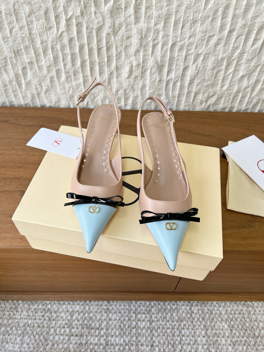 NO:628204,G592 Valentino 25ss new bow, high heel, pointed toe sandal, the latest one on the market, good-looking and versatile, the heel strap with a small bow is designed to be ladylike yet capable, super comfortable on the feet and breathtakingly beautiful. The upper is made of original imported cowhide, and the lining is sheepskin. The heel height is 4.5cm. The outsole is original and customized with Italian genuine leather.  Size 35-39 (40.41.42 customized, non-refundable), high heels and sandals, valentino, valentino, sandals, high heels, cowhide, sheepskin, Leather soles19860909G592 Valentino 华伦天奴 25ss新款 蝴蝶结 高跟 尖头 凉鞋 最新上市的一款,好看又百搭 后跟带加小蝴蝶结设计淑女又不失干练气质 上脚超级舒服美到窒息 鞋面采用原版进口牛皮 内里垫脚羊皮 跟高4.5cm 大底原版定制意大利真皮大底 码数35-39（40.41.42定做不退换）,高跟鞋凉鞋,valentino,valentino,sandals,high heels,cowhide,sheepskin,Leather soles,Women's Shoes