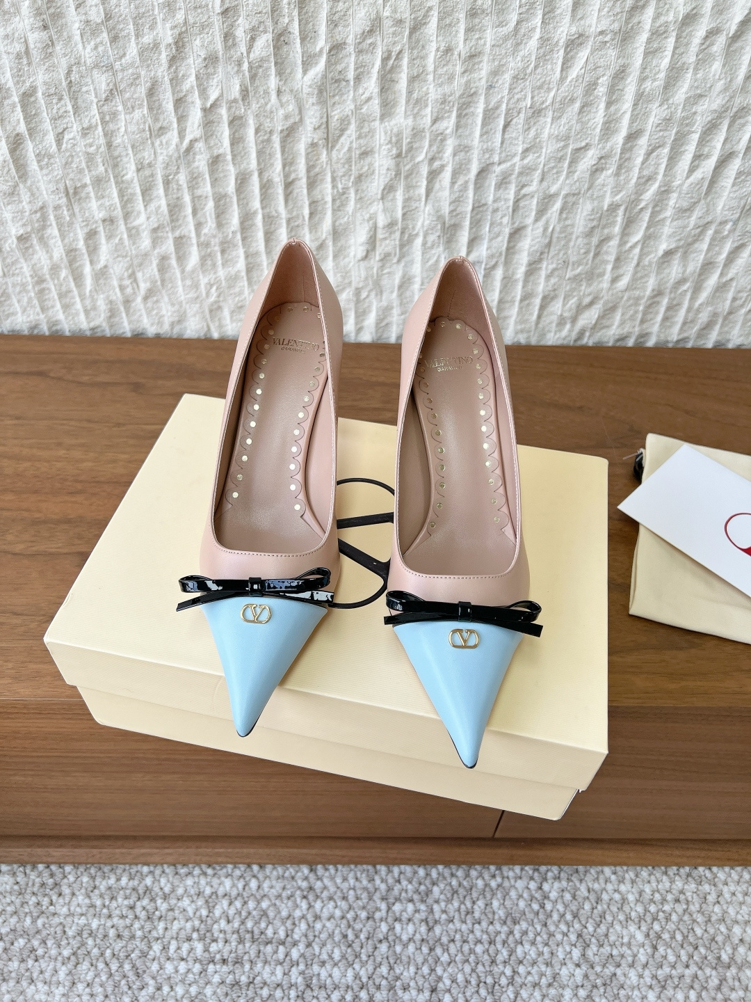 NO:628195,G592 Valentino 25ss new bow, high heel, pointed toe shoes. The latest model on the market, good-looking and versatile. The heel strap is designed with a small bow, which is ladylike yet capable. The upper is super comfortable and breathtaking. The upper is made of original imported cowhide. The lining is sheepskin. The heel height is 8.5cm. The outsole is original and customized with Italian genuine leather.  Size 35-39 (40.41.42 customized, non-refundable), high heels and sandals, valentino, valentino, sandals, high heels, cowhide, sheepskin, Leather soles19860909G592 Valentino 华伦天奴 25ss新款 蝴蝶结 高跟 尖头 单鞋 最新上市的一款,好看又百搭 后跟带加小蝴蝶结设计淑女又不失干练气质 上脚超级舒服美到窒息 鞋面采用原版进口牛皮 内里垫脚羊皮 跟高8.5cm 大底原版定制意大利真皮大底 码数35-39（40.41.42定做不退换）,高跟鞋凉鞋,valentino,valentino,sandals,high heels,cowhide,sheepskin,Leather soles,Women's Shoes