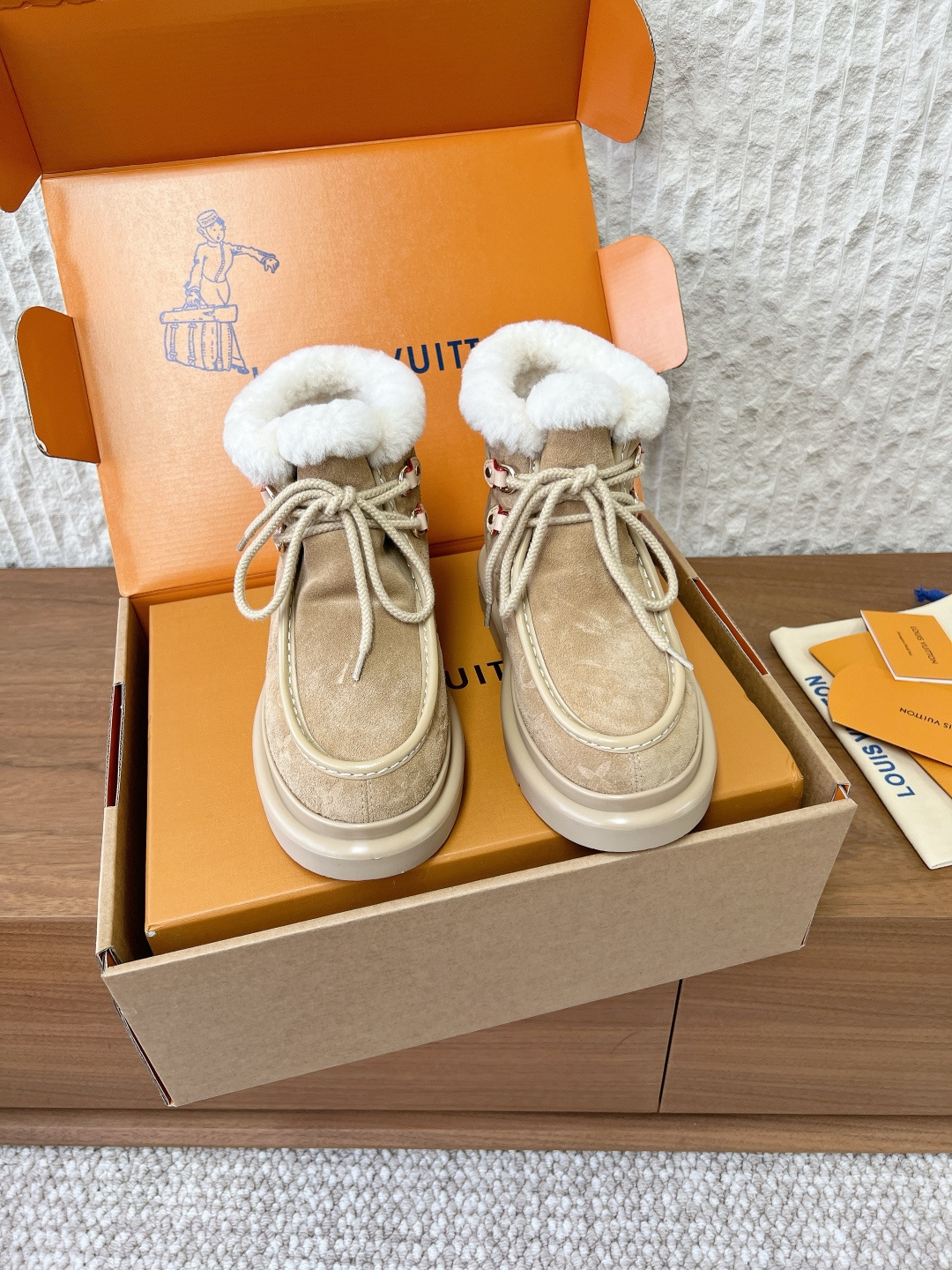 NO:630277,G530 Louis Vuitton Louis Vuitton 25ss new autumn and winter ski series snow boots made of suede cow leather with a velvet texture and matched with a soft and warm shearling lining. The letter stitching on the upper and the inscribed buckle of the adjustable shoelaces enrich the brand details. The lightweight micro outsole completes the trendy style. The upper is made of original imported first-layer cowhide/cow suede. The lining is wool and the outsole is an original custom-made rubber outsole.  Size35-39 (40.41 custom-made, non-refundable), snow boots, louis vuitton, louis vuitton, boots, cowhide19860909G530 Louis Vuitton 路易威登 25ss秋冬新款 滑雪系列 雪地靴 以绒面牛皮革呈现丝绒质感 搭配柔暖羊毛皮内衬 鞋面的 字母缝线和可调节鞋带的铭纹搭扣共同丰富品牌细节 轻盈微型外底完善潮流格调 鞋面采用原版进口头层牛皮/牛反绒 内里垫脚羊毛 大底原版定制橡胶大底 Size35-39（40.41定做不退换）,雪地靴,louis vuitton,louis vuitton,boots,cowhide,Women's Shoes