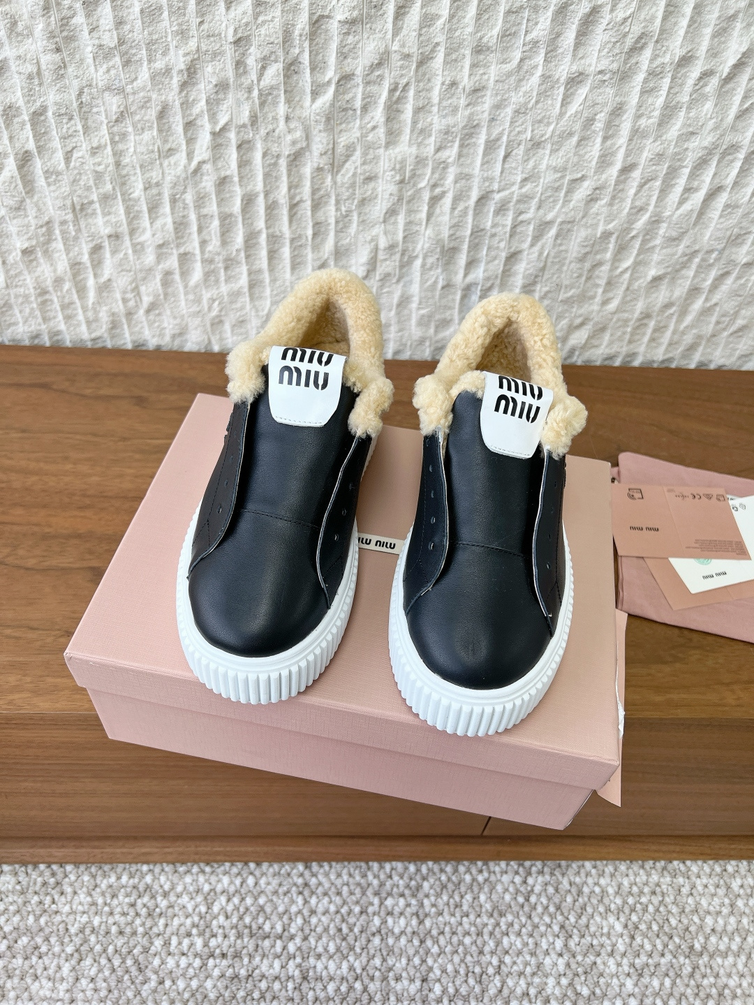 NO:630288,G097 MiuMiu 25ss new autumn and winter lace-up thick-soled wool white shoes casual shoes. These lace-up sports and casual shoes are a must-have for daily wear in winter. They are warm and comfortable. They are super good-looking and comfortable on the feet. A classic and versatile piece!  The fabric is made of original imported cow suede/calfskin, the lining is wool, the outsole is original customized rubber outsole, the size is 35-39 (custom-made for 40, non-refundable), casual shoes/sports shoes, miumiu, sneakers, cowhide19860909G097 MiuMiu 缪缪 25ss秋冬新款 系带 厚底羊毛 小白鞋 休闲鞋 这款系带运动休闲鞋 冬季日常穿着必选 保暖舒适 上脚超级好看舒适 经典百搭的绝绝子单品！ 面料采用原版进口牛反绒/小牛皮 内里垫脚羊毛 大底原版定制橡胶大底 码数35-39（40订做不退换）,休闲鞋/运动鞋,miumiu,sneakers,cowhide,Women's Shoes