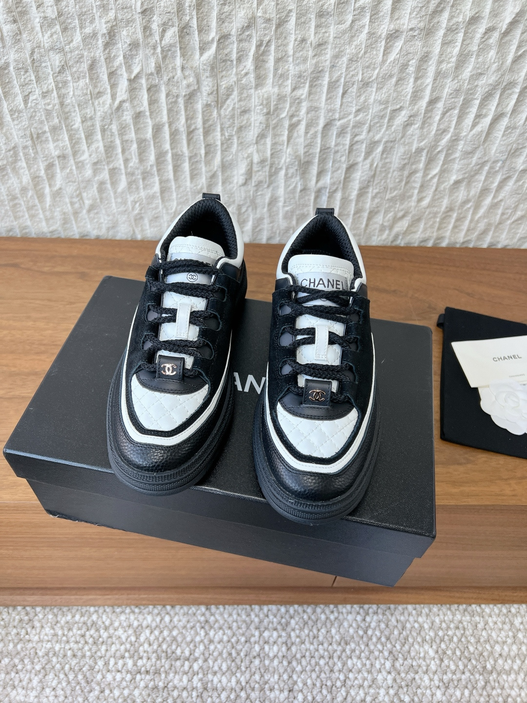 NO:630297,G097 Chanel Chanel 25ss autumn and winter new model Panda color diamond white shoes casual shoes sports shoes Another super hot style, the love of Internet celebrity bloggers and ladies, various praises on social platforms Popular super high quality, breathable and super spring and summer, seeing this issue always arouses the inner desire of fashion in girls The latest material Classic black and white color matching, full of fashion on the feet, easy to care for Fabric: Made of original imported cowhide/wool  Sheepskin lining, original custom-made TPU anti-slip rubber outsole, Size 35-39 (custom-made for 40, non-returnable), casual shoes/sports shoes, chanel, chanel, sneakers, cowhide, sheepskin19860909G097 Chanel 香奈儿 25ss秋冬新款 熊猫配色 菱格 小白鞋 休闲鞋 运动鞋  又一超级大爆款,网红博主小姐姐们的挚爱,社交平台的各种夸赞 人气超高质感透气超级春夏,看到这期总能唤起少女内心对时髦的诉求 最新材质 经典黑白配色 上脚时髦感十足 容易打理 面料: 采用原版进口牛皮/羊毛 内里垫脚羊皮 鞋底原版定制TPU防滑橡胶大底 Size35-39（40定做不退换）,休闲鞋/运动鞋,chanel,chanel,sneakers,cowhide,sheepskin,Women's Shoes