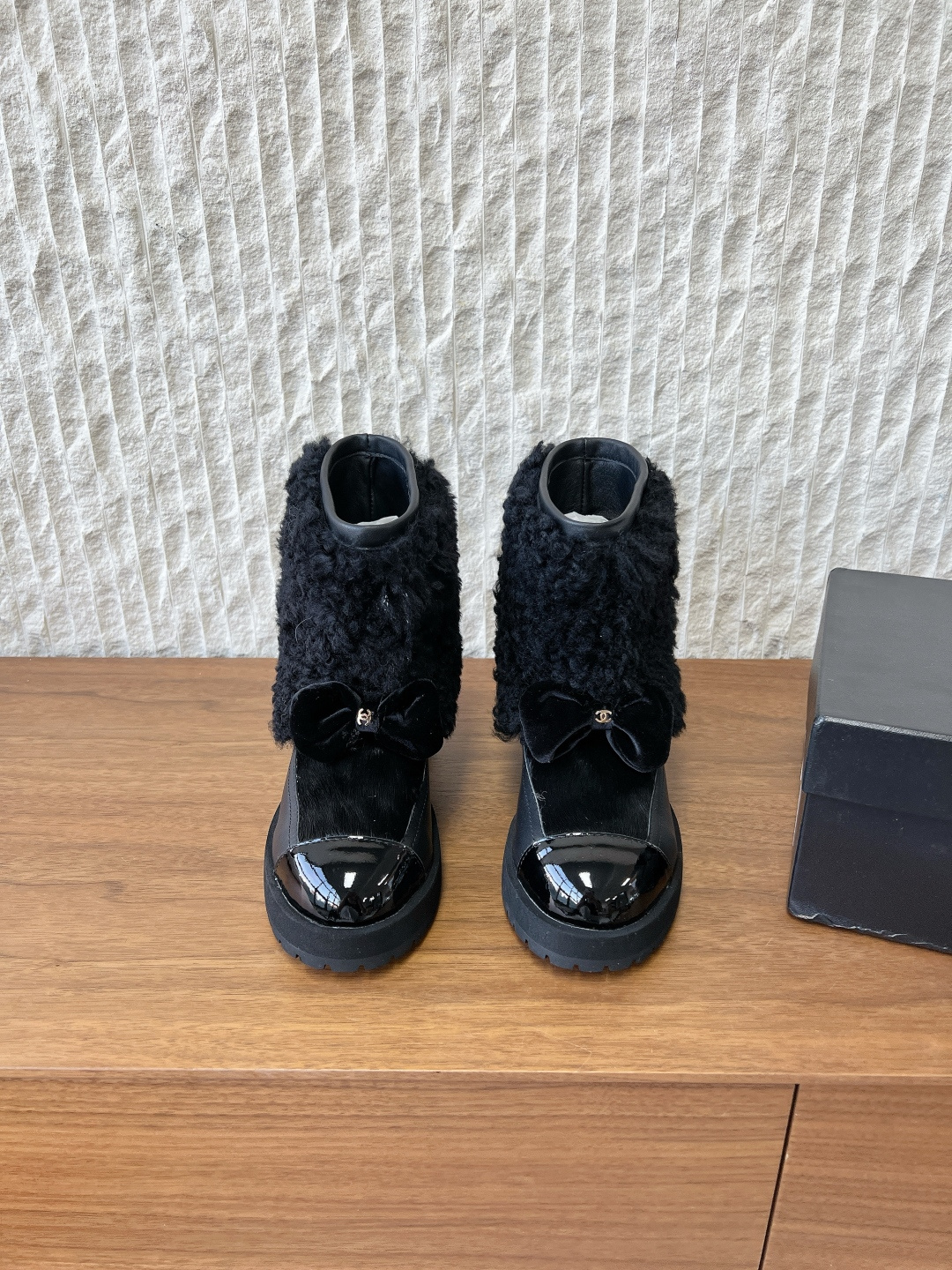 NO:630285,G097 Chanel 25N Autumn and Winter New Coco Neige Double C Bow Color Blocking Thick Sole Snow Boots When the first snow in St. Moritz meets Parisian style, these snow boots have become a fashion footnote in winter. The brand's iconic double C and smart bow are intertwined, hiding classic genes in every detail. The color matching design collides with the visual dialogue between snowy mountains and the city. Karl Lagerfeld's fusion aesthetic of sports and luxury.  The thick-soled design hides a hidden thought. It not only continues the retro trend, but also quietly lengthens the leg lines, allowing you to have long legs in an instant. From the ski resort to the streets, it can not only adapt to the casualness of down jackets, but also echo the elegance of knitted skirts. The fabric is made of original imported sheepskin splicing wool. The lining is tiptoe sheepskin. The soles are original custom-made non-slip foam rubber outsole size 35-39 (40 customizations are not returnable), boots, chanel, boots, skirts, down  jacket, sheepskin19860909G097 Chanel 小香 25N秋冬新款 Coco Neige双C 蝴蝶结 拼色 厚底 雪地靴 当圣莫里茨的初雪邂逅巴黎格调 这款雪地靴便成了冬日的时尚注脚 品牌标志性双C与灵动蝴蝶结交织 将经典基因藏进每一处细节 拼色设计碰撞出雪山与都市的视觉对话 卡尔·拉格斐笔下运动与奢华的融合美学 . 厚底设计暗藏心机 既延续复古风潮 又悄然拉长腿部线条 让你瞬间拥有大长腿 从滑雪场到街头巷尾 既能适配羽绒服的随性 也能呼应针织裙的优雅. 面料采用原版进口羊皮拼接羊毛 内里踮脚羊皮 鞋底原版定制防滑发泡橡胶大底 size35-39（40定制不退换）,靴子,chanel,boots,skirts,down jacket,sheepskin,Women's Shoes