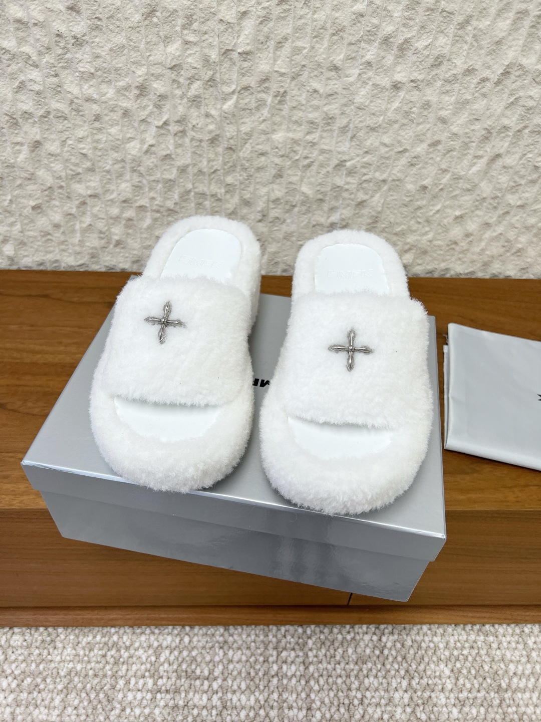 NO:630279,G266 SMFK niche trendy brand 25ss new autumn and winter thick-soled bread slippers, a little wild and individual, this season's smfk is really exciting. A super popular bread slipper, it is so popular that all the major Internet celebrity bloggers are wearing it. After cleverly incorporating brand elements, it is fashionable and versatile, and is loved by hot girls. It is perfectly released. The upper is made of original imported wool, the lining is sheepskin, and the sole is original customized rubber outsole.  Size35-39 (40 made to order, non-refundable), furry shoes and slippers, slippers, sheepskin19860909G266 SMFK 小众潮牌 25ss秋冬新款 厚底 面包 拖鞋 有点野性有点个性,这一季的smfk真的让人心动不已 超级火的一款面包拖,被种草得不行 各大网红博主都在穿它,巧妙纳入品牌元素后时尚百搭、辣妹至爱,被完美释放 鞋面采用原版进口羊毛 内里垫脚羊皮 鞋底原版定制橡胶大底 Size35-39（40订做不退换）,毛毛鞋拖鞋,slippers,sheepskin,Women's Shoes