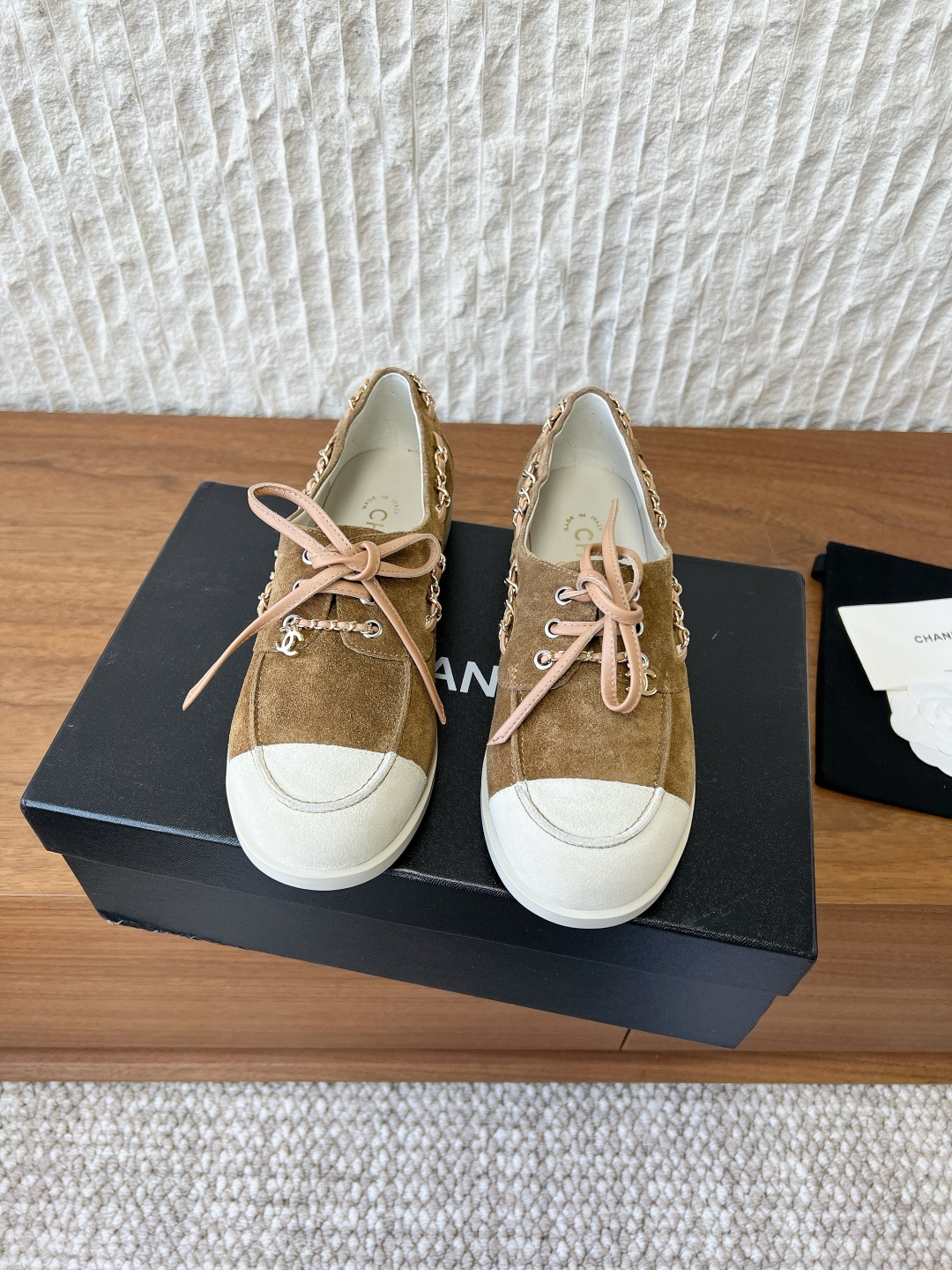 NO:630300,G259 Chanel Xiaoxiang 25K new autumn and winter casual shoes and loafers. Another super popular style, the love of Internet celebrity bloggers and ladies, and various praises on social platforms. Popular and super high-quality, breathable and super spring and summer. Seeing this issue always arouses girls' inner demands for fashion. The latest suede material, classic color matching, full of fashionable footwear, easy to care for. The fabric is made of original imported suede and the inner padding sheepskin.  Original custom-made non-slip rubber outsole Size: 35-39 (40.41 custom-made, non-returnable), casual shoes/sports shoes, chanel, loafers, sneakers, sheepskin, chamois leather19860909G259 Chanel 小香 25K秋冬新款 休闲鞋 乐福鞋 又一超级大爆款,网红博主小姐姐们的挚爱,社交平台的各种夸赞 人气超高质感透气超级春夏,看到这期总能唤起少女内心对时髦的诉求 最新麂皮材质 经典配色 上脚时髦感十足 容易打理 面料采用原版进口麂皮 内里垫脚羊皮 鞋底原版定制防滑橡胶大底 Size : 35-39（40.41订做不退换）,休闲鞋/运动鞋,chanel,loafers,sneakers,sheepskin,chamois leather,Women's Shoes