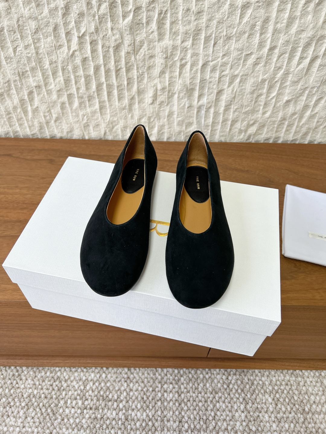 NO:630284,G123 The row niche trendy brand 26ss early spring new model Mary Jane granny shoes ballet shoes impeccable loafers!  !  !  Continuing the consistent minimalist style, the unlined structure makes the shoe body extremely light and close to the skin. The whole pair looks simple but the process is actually very difficult. It is made of full leather bag making process, made by master craftsmen, and is made of super waste materials. It is comfortable, soft and skin-friendly when worn on the bare feet. You don’t have to worry about the foot feel. Good wear is a must. If you wear it without wearing it, you will not want to take it off. The upper is made of original imported sheep leather, the inner lining is sheepskin, and the sole is original custom-made Italian injection molded leather outsole.  Size 35-39 (40. Customized, non-refundable), single shoes, loafers, mary jane, sheepskin, sheep, Leather soles19860909G123 The row 小众潮牌 26ss早春新款 玛丽珍 奶奶鞋 芭蕾舞鞋 无可挑剔的一款乐福鞋！！！延续了一贯极简风格,无内衬结构使得鞋身极其轻便贴肤,整双看似简单其实工艺很难. 采用全皮套包制作工艺,老师傅制作,超级废料,上脚裸穿舒适柔软亲肤,脚感方面完全不可担心,好穿是必须的,穿若无穿的上脚体验,穿上就不想脱的款. 鞋面采用原版进口羊猄皮 内里垫脚羊皮 鞋底原版定制意大利注塑真皮大底 码数35-39（40.定做不退换）,单鞋,loafers,mary jane,sheepskin,sheep,Leather soles,Women's Shoes