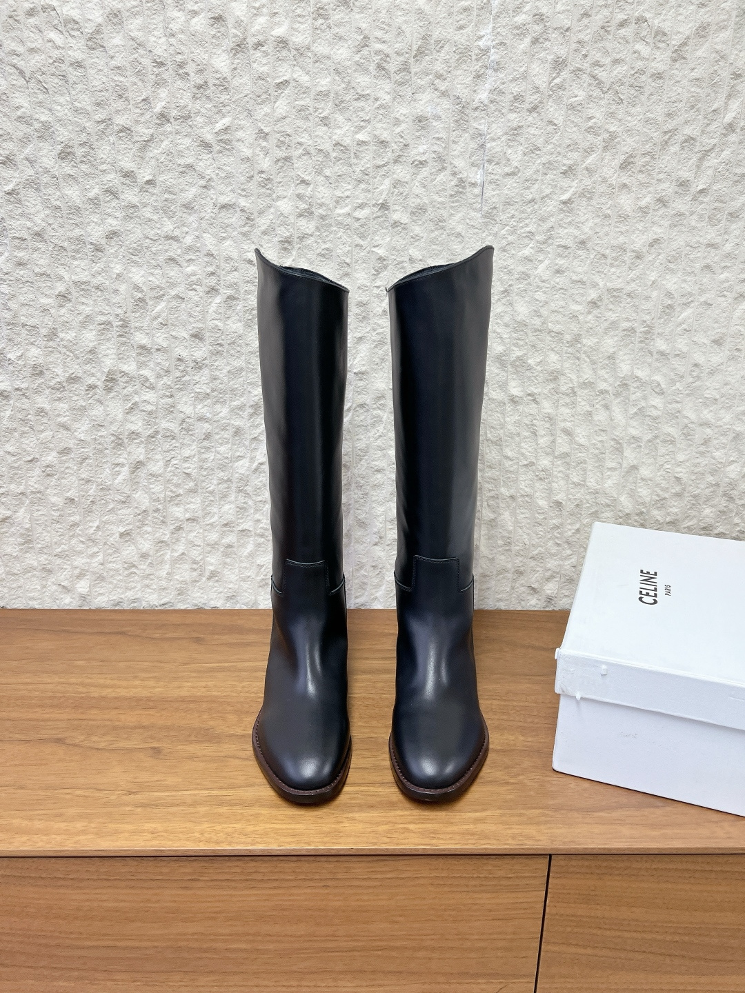 NO:630281,G637 Celine Celine 25ss new autumn and winter style Arc de Triomphe thick sole knight boots long boots There are really many good-looking styles this season. For example, these military boots are very motorcycle-style. The simple one-step boot design does not pick up the leg shape at all. The upper leg becomes longer in seconds, super slim and versatile. The Arc de Triomphe logo is atmospheric and classy. The upper is made of original imported calfskin and the inner padding sheepskin  Original custom-made Italian leather outsole, size 35-39 (40 custom-made, non-returnable), boots, celine, celine, boots, cowhide, sheepskin, Leather soles19860909G637 Celine 赛琳 25ss秋冬新款 凯旋门 厚底 骑士靴 长靴 这一季好看的款式真的是很多 比如这款军靴就很机车风 简易一脚蹬靴筒设计 完全不挑腿型 上脚秒变大长腿,超级显瘦又百搭简直绝绝子了 凯旋门logo大气上档次 鞋面采用原版进口小牛皮 内里垫脚羊皮 鞋底原版定制意大利真皮大底 码数35-39（40定做不退换）,靴子,celine,celine,boots,cowhide,sheepskin,Leather soles,Women's Shoes