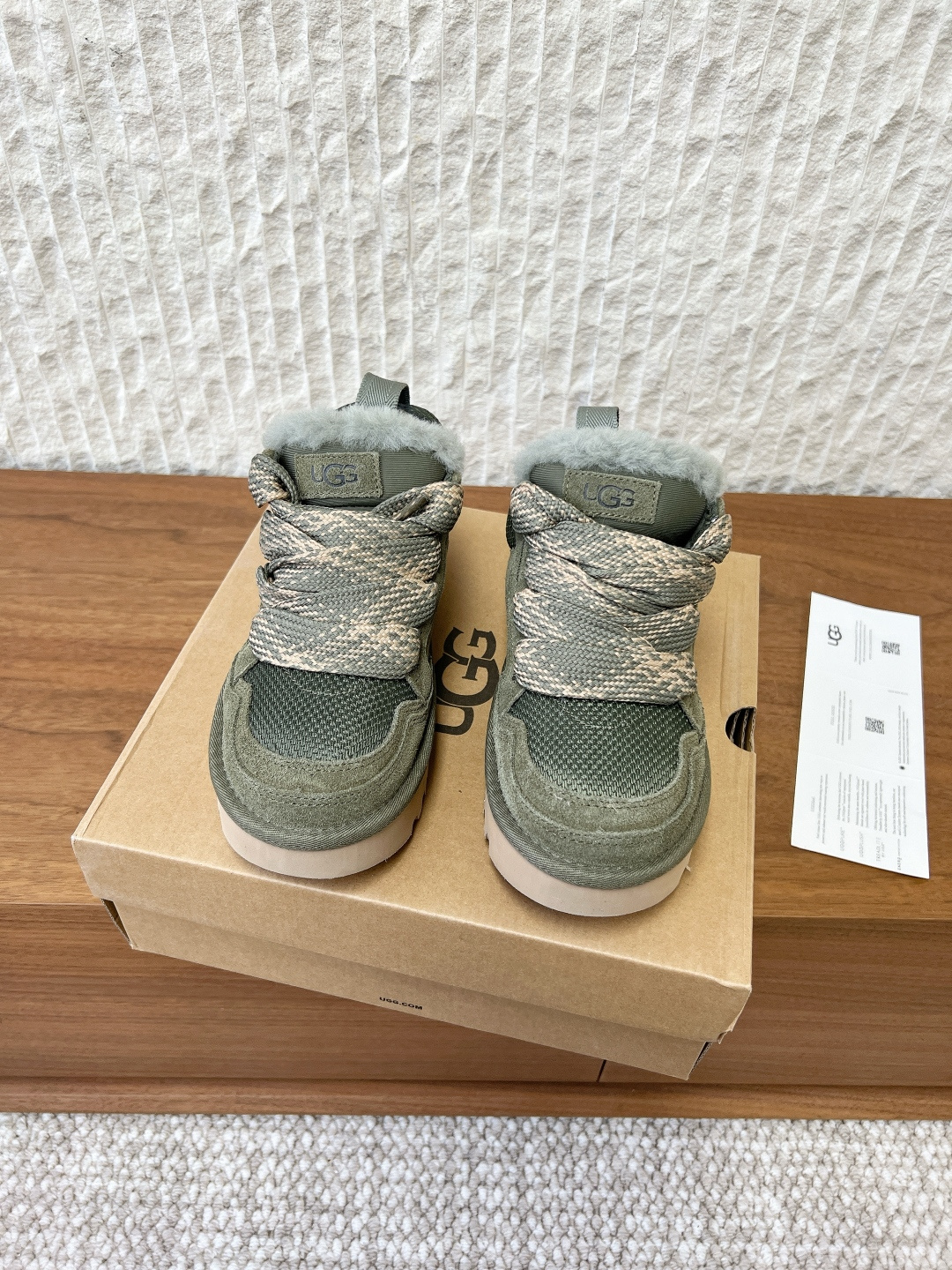 NO:630278,UGG niche fashion brand 25ss new autumn and winter style fur integrated casual snow boots I have seen too many classic models and need some embellishments. This year I especially love wool knitting and it has become the mainstream trend of popular wear in cold winter. What is more desirable in the long winter than comfort and warmth. The upper is made of original imported Niu Jing/breathable mesh. The inner lining is wool. The sole is original customized rubber outsole. Size35-39 (40 orders are not returnable), snow boots, boots.19860909UGG 小众潮牌 25ss秋冬新款 皮毛一体 休闲 雪地靴 看多了经典款 需要一些点缀 今年特别爱毛线编织 成为寒冬流行穿搭的主流趋势 漫长的冬日还有什么比舒适度保暖更渴求呢 鞋面采用原版进口牛京/透气网 内里垫脚羊毛 鞋底原版定制橡胶大底 Size35-39（40订做不退换）,雪地靴,boots,Women's Shoes