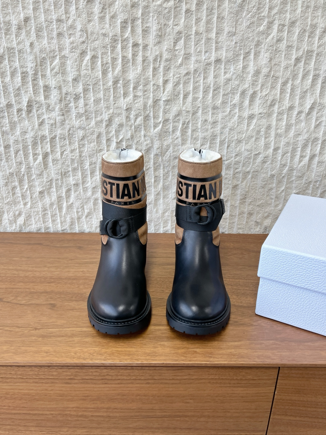 NO:630299,G598 Dior 25ss new autumn and winter D-Town velvet lining, mid-calf knight boots, classic letter buckle cloth slip-on straight boots. This D-Town boots are eye-catching and fashionable. Black cow leather and nylon combination upper, nylon decorated with cannage pattern stitching, side decorated with gold-finished metal Cistian Paris  The logo and adjustable straps with buckles enhance the style and highlight the ankle line. Paired with thick and light notched soles, it can add fashion style to various looks. The upper is made of original imported calfskin/cow suede, the lining is wool, the sole is original customized TPU rubber outsole, size 35-39 (40.41 custom-made, non-refundable), boots, dior, dior, boots, cowhide19860909G598 Dior 迪奥 25ss秋冬新款D-Town 绒里 中筒 骑士靴 经典字母扣布面一脚蹬直筒长靴 这款 D-Town 靴子醒目时尚.黑色牛皮革和尼龙组合鞋面,尼龙饰以藤格纹缉面线,侧面饰以金色饰面金属Cistian Paris 标志和搭配搭扣的可调节系带提升格调,突显脚踝线条.搭配厚实而轻盈的凹口鞋底,可为各式造型增添时尚风格. 鞋面采用原版进口小牛皮/牛反绒 内里垫脚羊毛 鞋底原版定制TPU橡胶大底 码数35-39（40.41定做不退换）,靴子,dior,dior,boots,cowhide,Women's Shoes