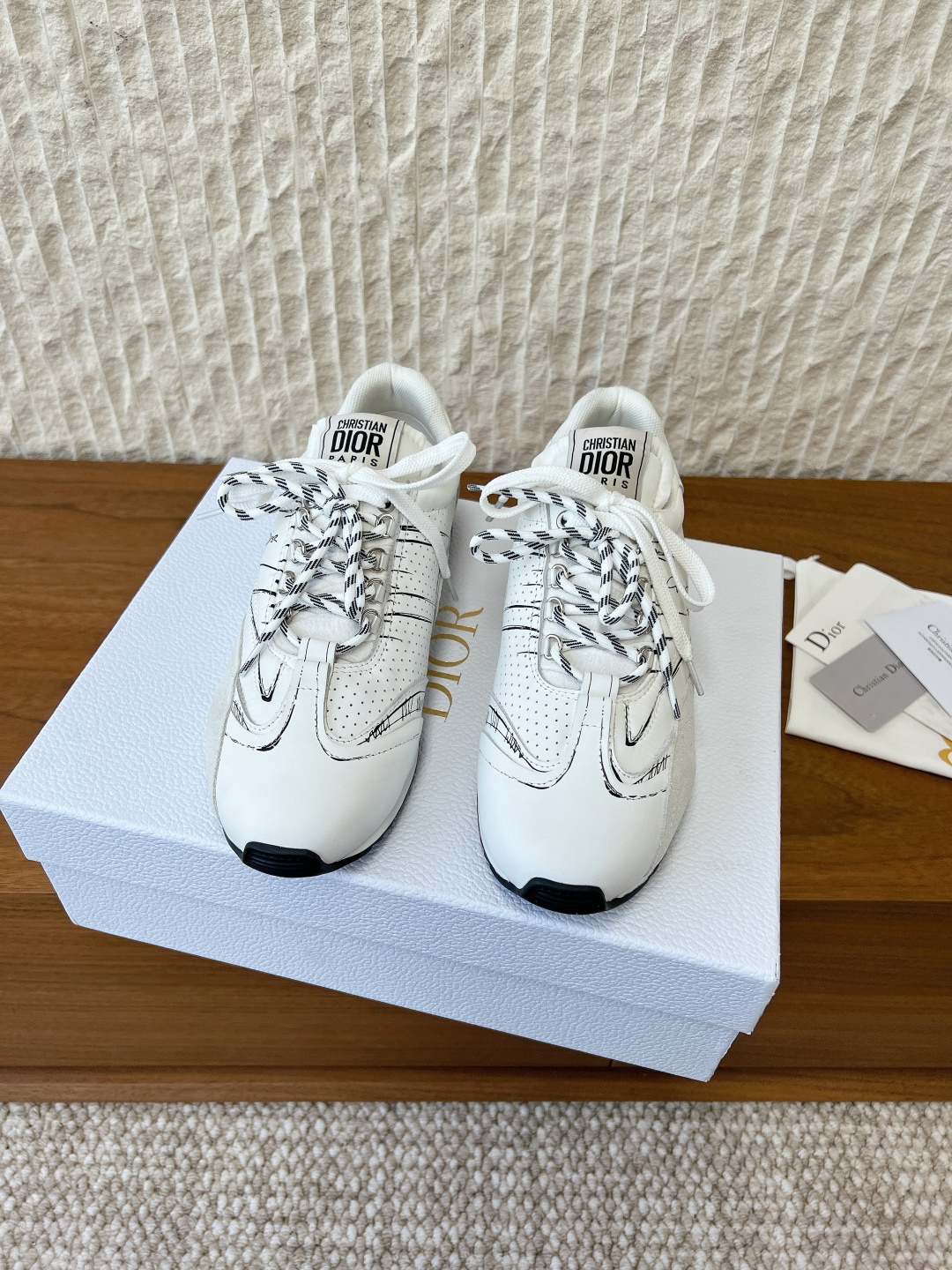 NO:630302,G598 Dior Dior 25ss new autumn and winter D-Sketch graffiti sketch sneakers suede casual shoes Forrest Gump shoes This D-Sketch sneaker highlights the classic retro aesthetic style. It is carefully made of black suede cow leather and other materials, decorated with printed marks inspired by the shoe production stage, and paired with double shoelaces, which is unique. The side is decorated with a handwritten Cistian Paris logo, and the heel and tongue are embellished with Cistian.  Paris label. Paired with two-color thin rubber soles, it can add high-end temperament to all kinds of casual looks. The upper is made of original customized cow suede/original cloth, the inner foot pad is breathable mesh, the sole is original customized TPU rubber outsole, size 35-39 (40.41 custom-made, non-refundable), casual shoes/sports shoes, dior, dior, sneakers, cowhide, chamois leather19860909G598 Dior 迪奥 25ss秋冬新款 D-Sketch涂鸦素描运动鞋 麂皮 休闲鞋 阿甘鞋 这款D-Sketch 运动鞋彰显经典的复古美学风格.采用黑色绒面牛皮革等材质精心制作,饰以灵感源自鞋履制作阶段的印花标记,搭配双鞋带,别具一格. 侧面饰以手写风格的Cistian Paris标志,鞋跟和鞋舌点缀以Cistian Paris标签.搭配双色纤薄橡胶鞋底,可为各式休闲造型增添高订气质. 鞋面采用原版定制牛反绒/原版布 内里垫脚透气网 鞋底原版定制TPU橡胶大底 码数35-39（40.41定做不退换）,休闲鞋/运动鞋,dior,dior,sneakers,cowhide,chamois leather,Women's Shoes