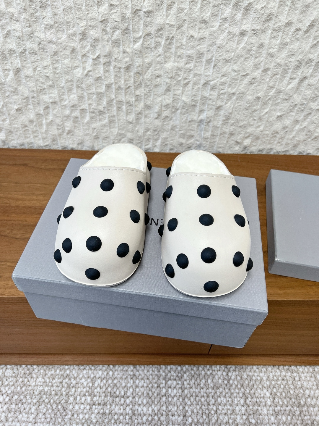 NO:630296,G231 Balenciaga Balenciaga 25ss new fall and winter Astro Boy style Thick sole Furry slippers A favorite among fashion bloggers and European and American stars A must-have for winter Fashionable but not overly flamboyant nubuck leather upper The real wool lining is particularly fluffy and soft, and feels particularly comfortable next to the skin Exquisite hand-sewn stitching The logo on the upper is full of high-end feel The upper is made of original imported rubber in one piece The lining is made of wool The sole is original custom-made rubber outsole  Size35-36 37-38 39-40, half-flop shoes, balenciaga, balenciaga19860909G231 Balenciaga 巴黎世家 25ss秋冬新款 阿童木款 厚底 毛毛拖 时装博主与欧美明星大爱款 冬季必备款 时尚却不过分张扬鞋面磨砂皮 内里真毛特别的蓬松柔软、亲肤脚感特别舒服 精致的手工缝纫走线 鞋面logo高级感满满 鞋面采用原版进口橡胶一体成型 内里垫脚羊毛 鞋底原版定制橡胶大底 Size35-36 37-38 39-40,半拖毛毛鞋,balenciaga,balenciaga,Women's Shoes