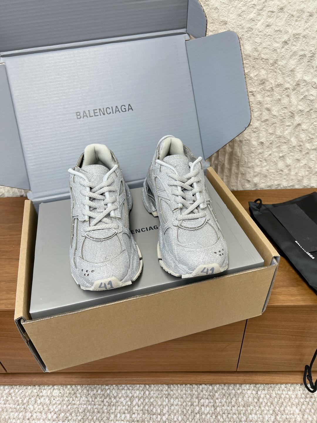 NO:630293,G280 Balenciaga 25ss autumn and winter new RUNNER diamond-filled dad shoes. Step on the 'Galaxy Diamonds' under your feet. This pair of diamond-filled dad shoes will go crazy!  The entire shoe is covered with imported fine sparkling rhinestones, which give off a soft mist and broken light under the sun. It turns into a walking reflector in seconds, and brings a focus buff when you go out. The fabric is made of original imported leather soles/hand-made full diamond inlays. The inner foot pads are breathable mesh. The soles are original custom-made rubber outsole combination outsole. Size35-44 (women's size 40, men's size 45 is custom-made and non-returnable), dad shoes, balenciaga, balenciaga19860909G280 Balenciaga 巴黎世家 25ss秋冬新款 RUNNER 满钻 老爹鞋 把“银河碎钻”踩在脚下 这双满钻老爹鞋直接杀疯！整鞋铺满进口细闪水钻,日光下是柔雾碎光,灯光里秒变行走反光板,出门自带焦点buff 面料采用原版进口皮革底/手工满钻镶嵌 内里垫脚透气网布 鞋底原版定制橡胶大底组合大底 Size35-44（女码40,男码45定做不退换）,老爹鞋,balenciaga,balenciaga,Women's Shoes