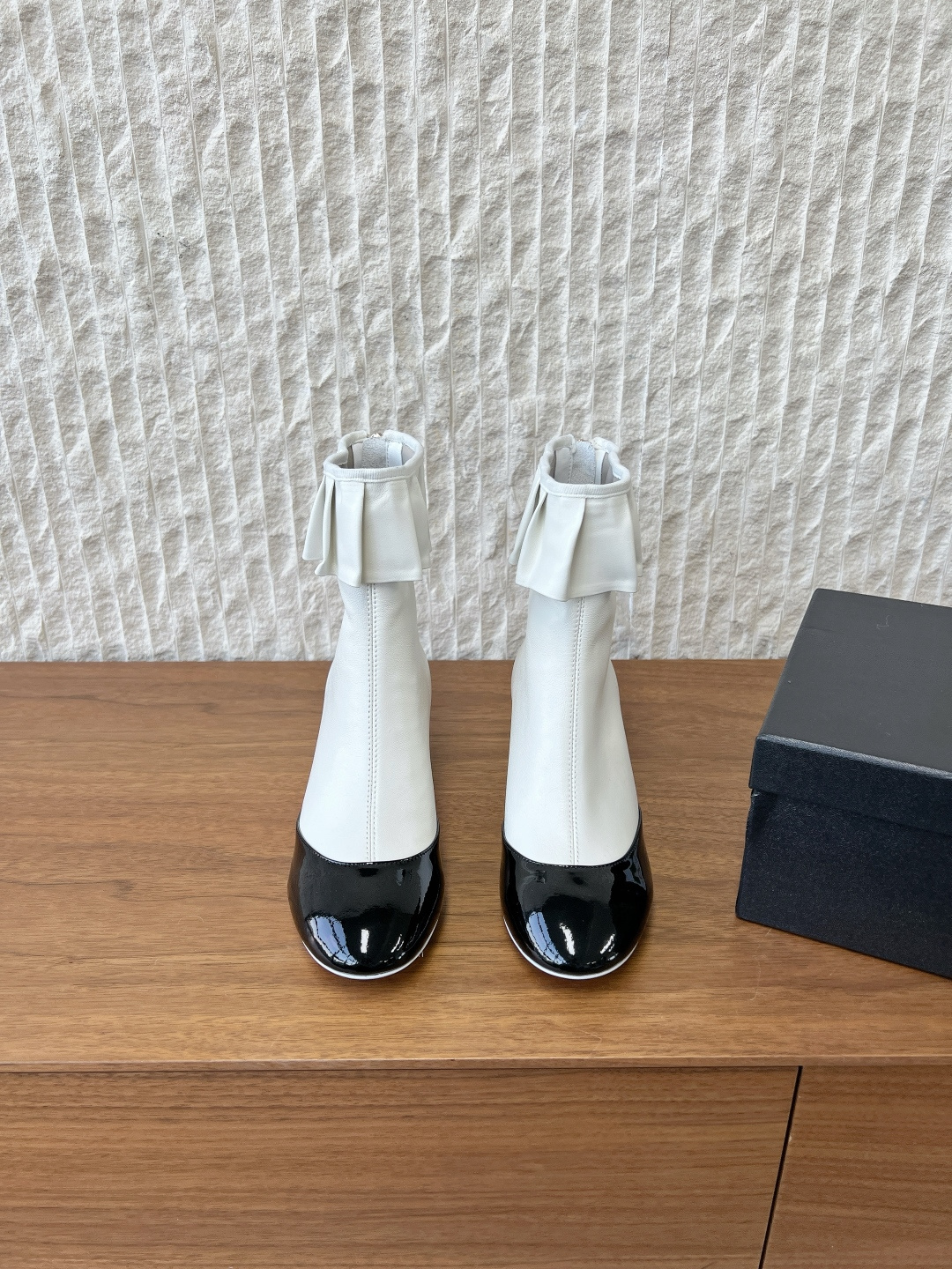 NO:630287,G081 Chanel Xiaoxiang 25ss Autumn and Winter New Style Pleated Ruffles Thick Heel Short Boots The mouth is decorated with pleated ruffles, which is a sweet element of Xiaoxiang style and adds a sense of femininity. The upper is made of lambskin, which is soft to the touch and fits the foot shape, and will not be easily deformed after long-term wear. The heel is a thick square heel of about 5cm, with a moderate height. It not only makes the legs longer but is easier to control than a slender heel, it can be worn for daily commuting and shopping.  The shoe style is narrow-leg short boots, which can fit the ankles, visually tighten the leg lines, and can look slim when paired with trousers and skirts. The upper is made of original imported cowhide/cow patent leather, the lining is sheepskin, and the heel height is 5cm. The outsole is original custom-made leather outsole size 35-39 (40.41 customized non-returnable), boots, chanel, boots, skirts, cowhide, sheepskin, Leather soles19860909G081 Chanel 小香 25ss秋冬新款 褶皱 荷叶边 粗跟 短靴  鞋口采用褶皱荷叶边装饰,是小香风的甜美元素,增加了柔美感 鞋面为小羊皮触感柔软且贴合脚型,长期穿不易变形. 跟型是5cm左右的粗方跟,高度适中,既显腿长又比细跟好驾驭,日常通勤逛街都能穿 鞋型是窄筒短靴,能贴合脚踝,视觉上收紧腿部线条,搭配裤装、裙装都能显瘦. 鞋面采用原版进口牛皮/牛漆皮 内里垫脚羊皮 跟高5cm 大底原版定制真皮大底 size35-39（40.41定制不退换）,靴子,chanel,boots,skirts,cowhide,sheepskin,Leather soles,Women's Shoes