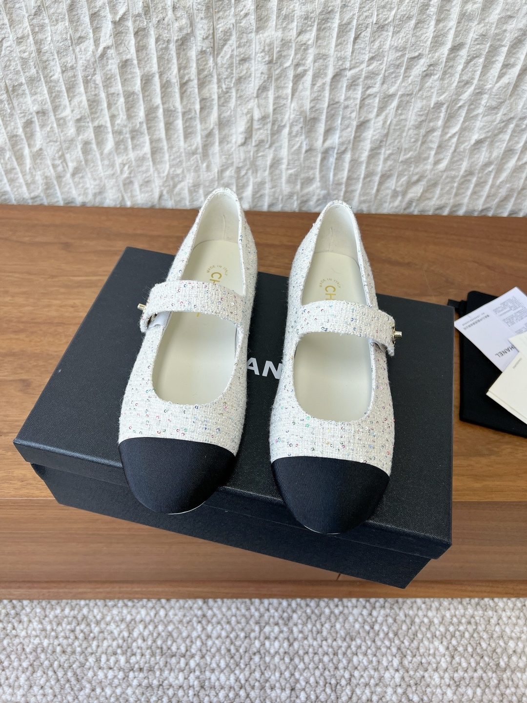 NO:630290,G081 Chanel Xiaoxiang 26c early spring new style double C color matching Mary Jane shoes I fell in love with them at first sight, no exaggeration~ This is probably the charm of Xiaoxiang. She always understands girls. Although she looks very cold, she has a unique feeling when paired with black stockings. It is the latest model this year. I have already started arranging it before I put it on~ I know you will definitely like it. It also looks good on the feet. The rounded last is not picky at all about the shape of the feet. Wide and fat feet also look slimmer.  Moreover, the lambskin and patent leather are visually very impactful. The upper is made of original imported cowhide/original cloth. The lining is sheepskin. The sole is original customized Italian leather outsole. Size35-39 (40.41 customization is not returnable), single shoes, chanel, mary jane, cowhide, sheepskin, Leather soles19860909G081 Chanel 小香 26c早春新款 双C拼色 玛丽珍 单鞋 对它一见钟情 不夸张哦～ 这大概就是小香的魅力 总是很懂女生 虽然看上去很冷但配上黑丝袜特有感觉 是今年的最新款来着 还没上我就已经着手安排啦～ 知道你们一定会喜欢 上脚也确实好看 圆尖的楦头对脚型完全不挑 宽胖脚穿也显瘦 而且小羊皮拼接漆皮 视觉上很有冲击感 鞋面采用原版进口牛皮/原版布 内里垫脚羊皮 鞋底原版定制意大利真皮大底 Size35-39（40.41定制不退换）,单鞋,chanel,mary jane,cowhide,sheepskin,Leather soles,Women's Shoes