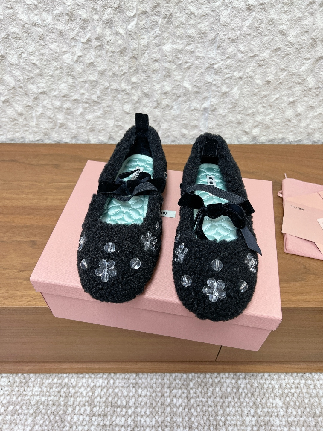 NO:646303,G231 Miu Miu 25ss new autumn and winter bow Mary Jane lambswool ballet shoes single shoes. On these sheepskin ballet flats, the sheepskin hair not only highlights its delicate differences, but also shows extremely exquisite details. The style is fashionable, and the buckle and bow are cleverly matched to form an exquisite style contrast!  The upper is made of original imported wool, the lining is real silk, the sole is original custom-made rubber outsole, size 35-39 (40. Customized, non-returnable), woolen shoes, miumiu, mary jane, flats, real silk19860909G231 Miu Miu 缪缪 25ss秋冬新款 蝴蝶结 玛丽珍 羊羔毛 芭蕾舞鞋 单鞋 这款羊卷毛芭蕾平底鞋上,羊卷毛不仅突显出其细腻差异,更展现了精致至极的细节. 风格时尚,搭扣与蝴蝶结巧妙搭配,形成精致的风格对比！ 鞋面采用原版进口羊卷毛 内里垫脚真丝 鞋底原版定制橡胶大底 码数35-39（40.定做不退换）,毛毛鞋,miumiu,mary jane,flats,real silk,Women's Shoes