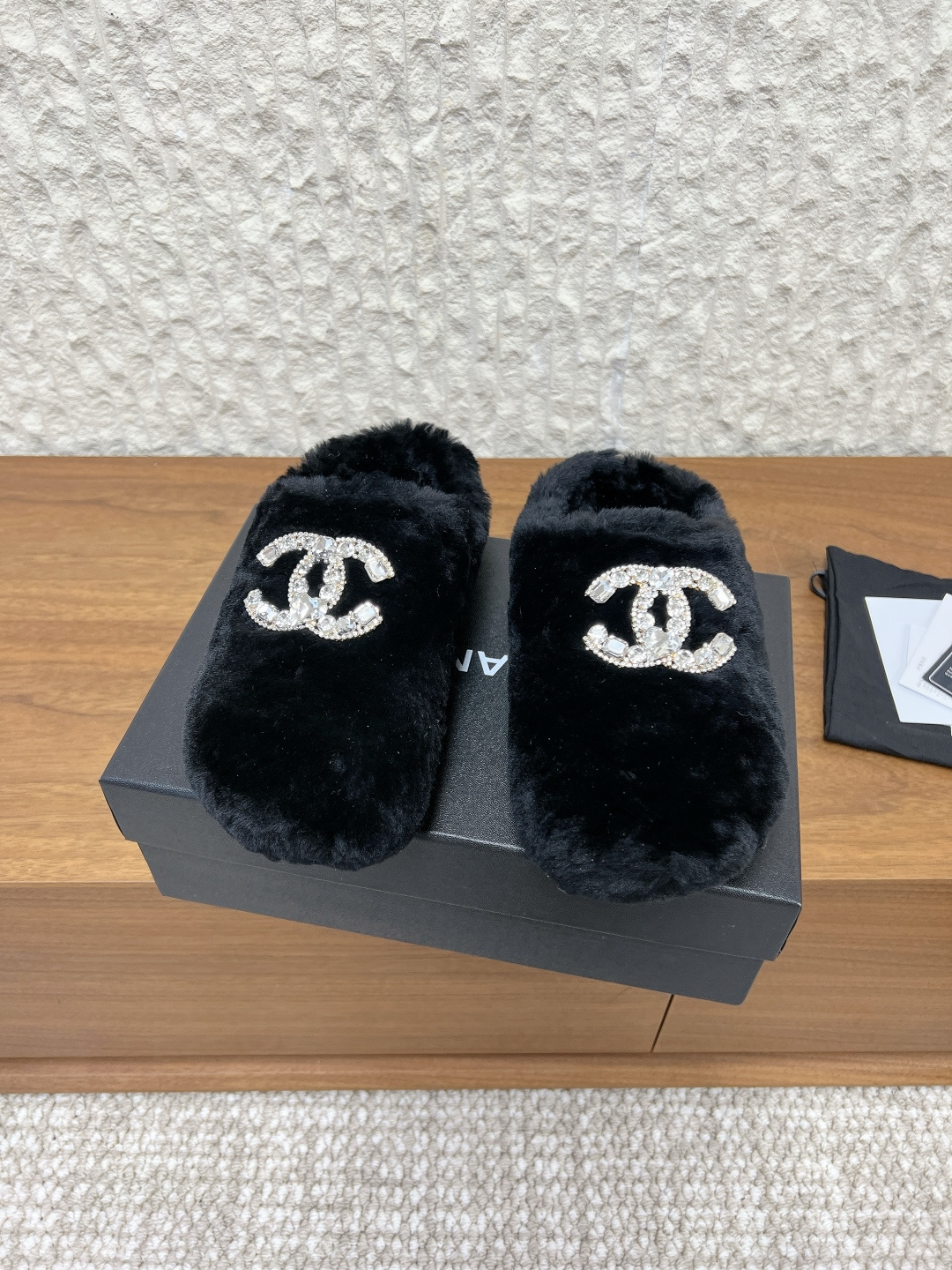 NO:646300,G751 Chanel Xiaoxiang 25ss autumn and winter new model, rhinestone buckle, thick sole, furry shoes, Birkenstock shoes, toe-toe style with large upper, using electric embroidery technology, the whole shoe is furry and comfortable, and the feeling on the feet is even more amazing!  It is simply a pair in winter. The upper is made of original imported wool/rhinestones. The inner foot pad is made of wool. The sole is original customized rubber outsole. Size 35-39 (40. Customized, non-returnable), semi-furry shoes, chanel19860909G751 Chanel 小香 25ss秋冬新款 水钻扣 厚底 毛毛鞋 勃肯鞋 包头款鞋面大 采用电绣工艺,整个鞋子毛茸茸的很舒服,上脚感更是要沦陷了超级爱！ 简直就是冬天里的一把 鞋面采用原版进口羊毛/水钻 内里垫脚羊毛 鞋底原版定制橡胶大底 码数35-39（40.定做不退换）,半拖毛毛鞋,chanel,Women's Shoes