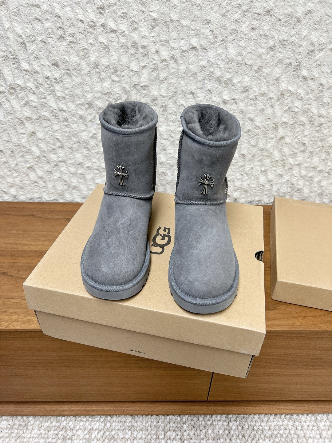 NO:646296,(Men's code) G751 Ugg x Comehearts niche fashion brand joint model 25ss autumn and winter new snow boots short boots A simple co-branded contrasting design that will not conflict with clothes Lightweight outsole The upper is made of customized waterproof cowhide and the lining is customized pure wool A must-have for autumn and winter, can be used in anything The upper foot is very comfortable and good-looking... The upper is made of original imported frosted fur, the inner lining is wool, the sole is original customized rubber outsole  Size 35-39 (women’s size 40, men’s size 45, custom made, non-returnable), snow boots, boots19860909（男码）G751 Ugg x Comehearts 小众潮牌 联名款 25ss秋冬新款 雪地靴 短靴 一款不会撞衫的、简约的联名撞色设计 轻便的大底 鞋面采用定制防水牛猄、内里定制纯羊毛 秋冬季必备款、无论什么都能驾驭 上脚非常舒适好看…… 鞋面采用原版进口磨砂皮毛一体 内里垫脚羊毛 鞋底原版定制橡胶大底 码数35-39（女码40,男码45 定做不退换）,雪地靴,boots,Women's Shoes