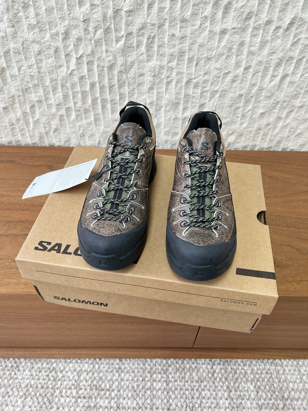 NO:646292,G279 SALOMON Salomon niche trendy brand 25ss autumn and winter new casual shoes sneakers original purchase, development and production. The new interpretation focuses on its aerodynamic appearance. The iconic white and cream colors bring urban style. The other pair is made of pure black, highlighting textured details. The iconic sneakers are refined into new urban classics, bringing a quiet atmosphere to SALOMON. The fabric is made of original imported cowhide leather/horse hair.  Breathable mesh for foot pads inside, original custom-made non-slip rubber outsole, Size 35-44 (women's size 40, men's size 45, custom-made, non-returnable), casual shoes/sports shoes, sneakers, cowhide19860909G279 SALOMON 萨洛蒙 小众潮牌 25ss秋冬新款 休闲鞋 运动鞋 原版购入开发 做货 全新演绎的专注于其空气动力学的外观上,标志性白色与奶油色带来都市风格. 另一双则以纯粹的黑色打造,突出富质感的细节,标志性运动鞋被提炼为新的都市经典 为 SALOMON带来静谧气息 面料采用原版进口牛皮花皮/马毛 内里垫脚透气网 鞋底原版定制防滑橡胶大底 Size35-44(女码40,男款45订做不退换),休闲鞋/运动鞋,sneakers,cowhide,Women's Shoes